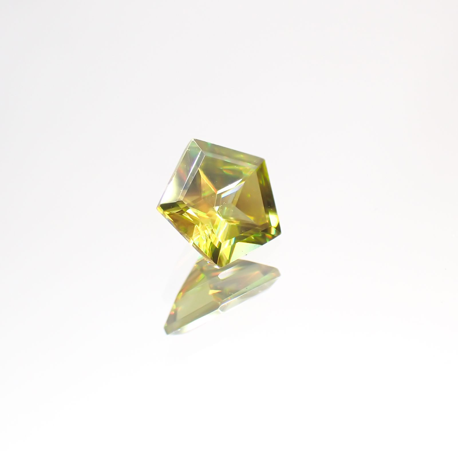 ◇ペンタゴンカット◇スフェーン(宝石名スフェーン)マダガスカル産 0.45ct 識別済[220113860]5.1x5mm前後