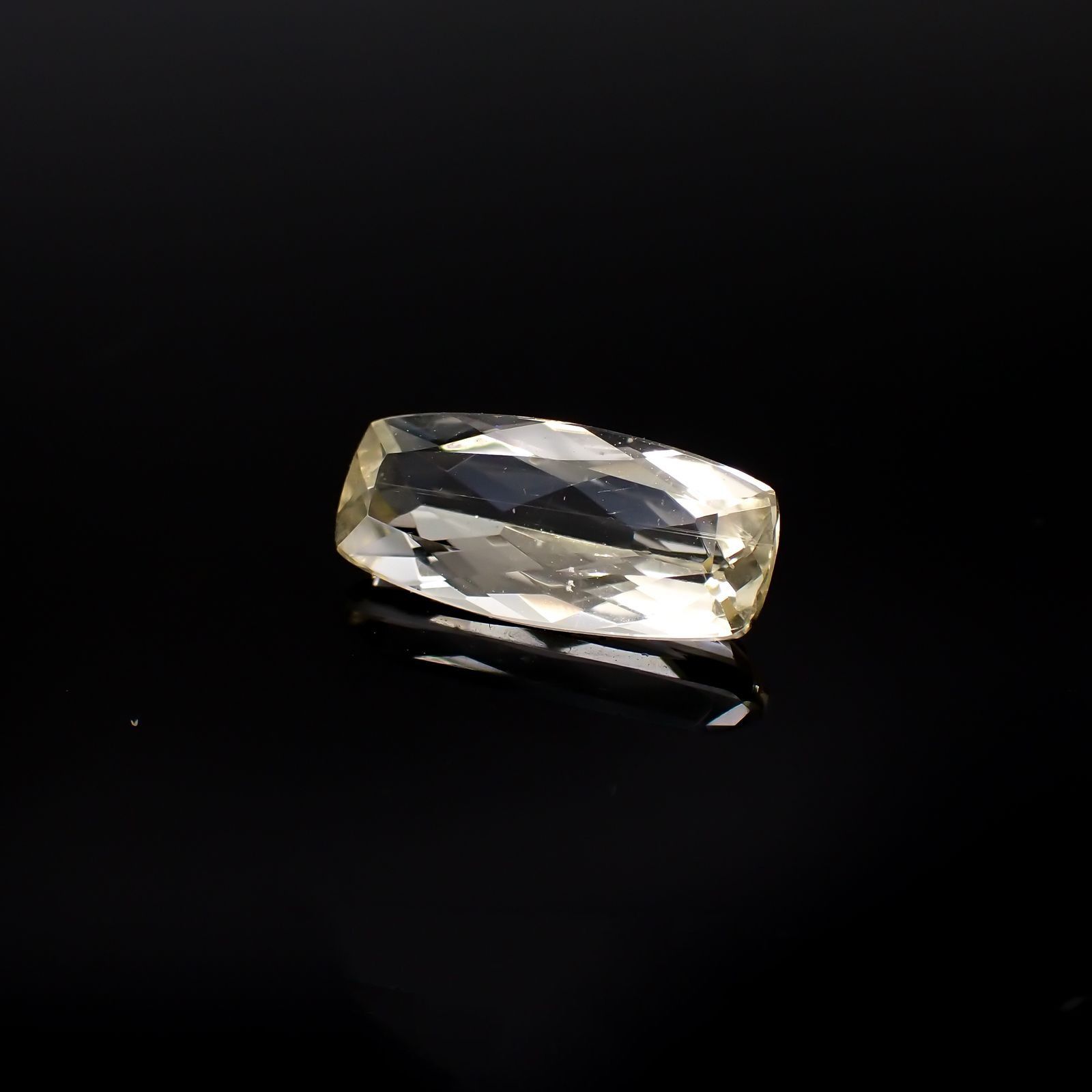 イエロースキャポライト(宝石名イエロー・スキャポライト)ブラジル・ミナスジェライス州産 識別済 2.17ct / 13x5.9mm前後 [251118023]