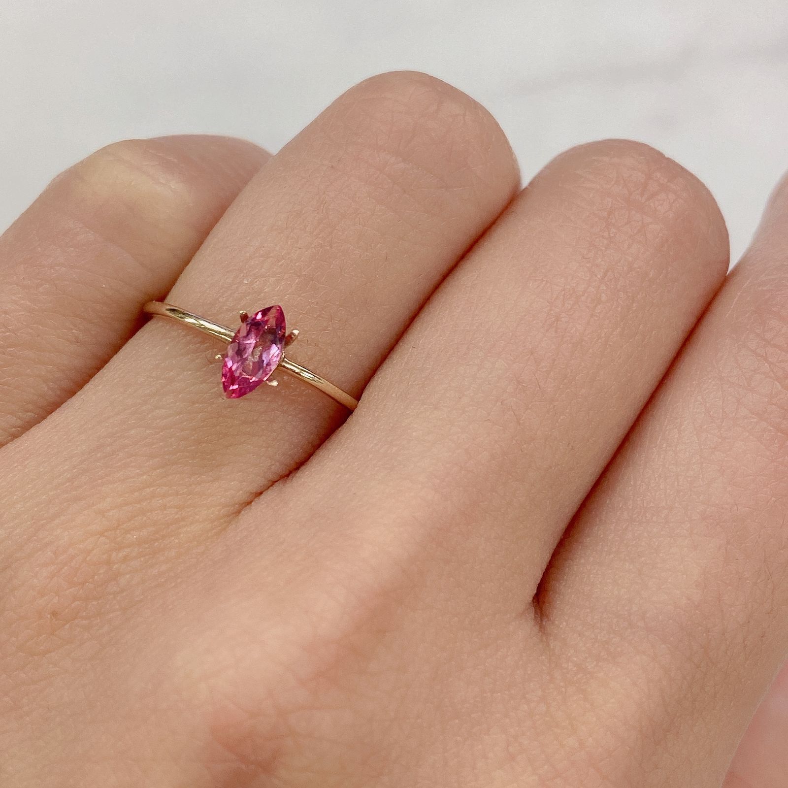 ホットピンクスピネル(宝石名ピンク・スピネル) タンザニア産 0.38ct 識別済[20117315]7.2×3.4mm前後