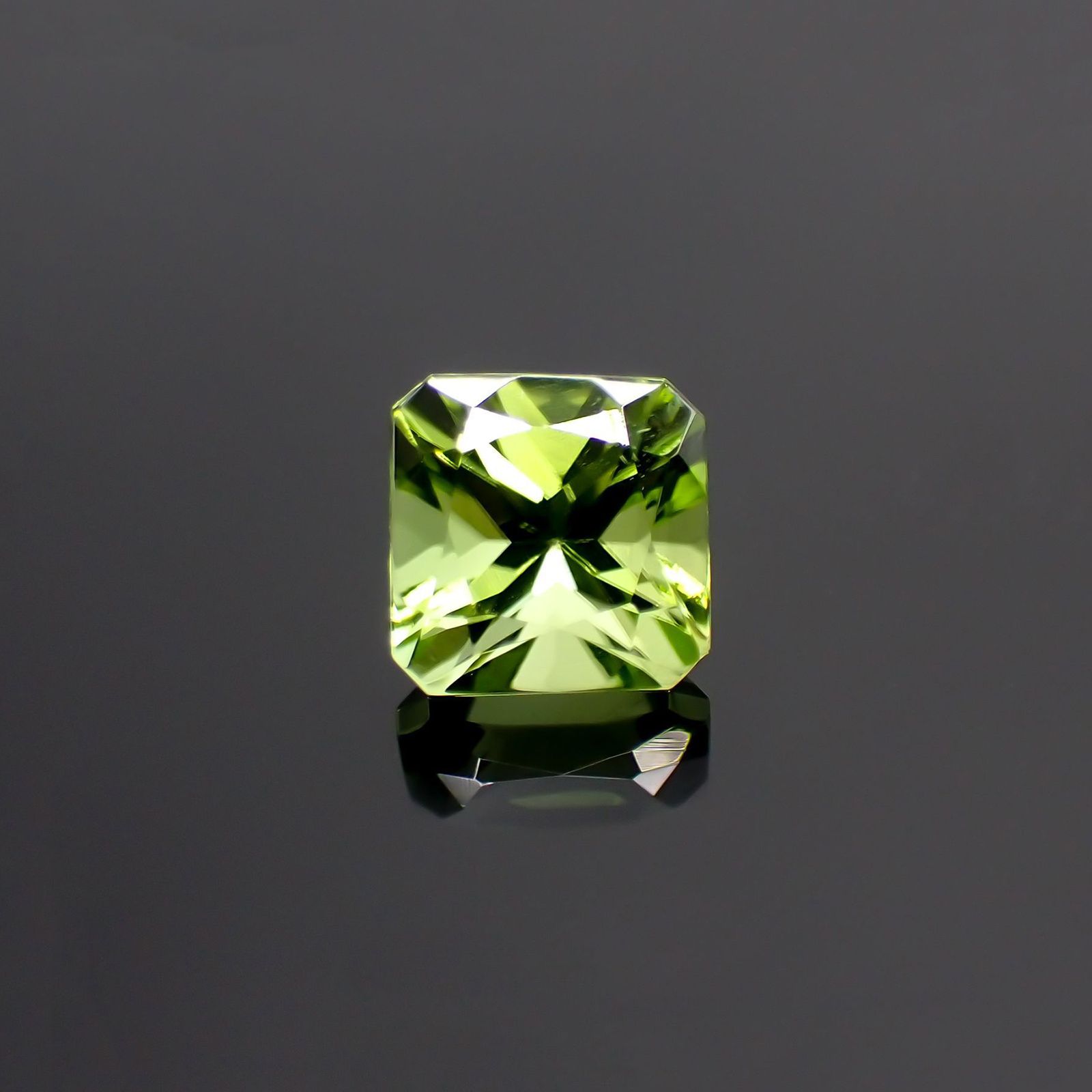 ◇アッシャーカット◇ペリドット(宝石名ペリドット) パキスタン産 1.37ct 識別済[210913485]6×6mm前後