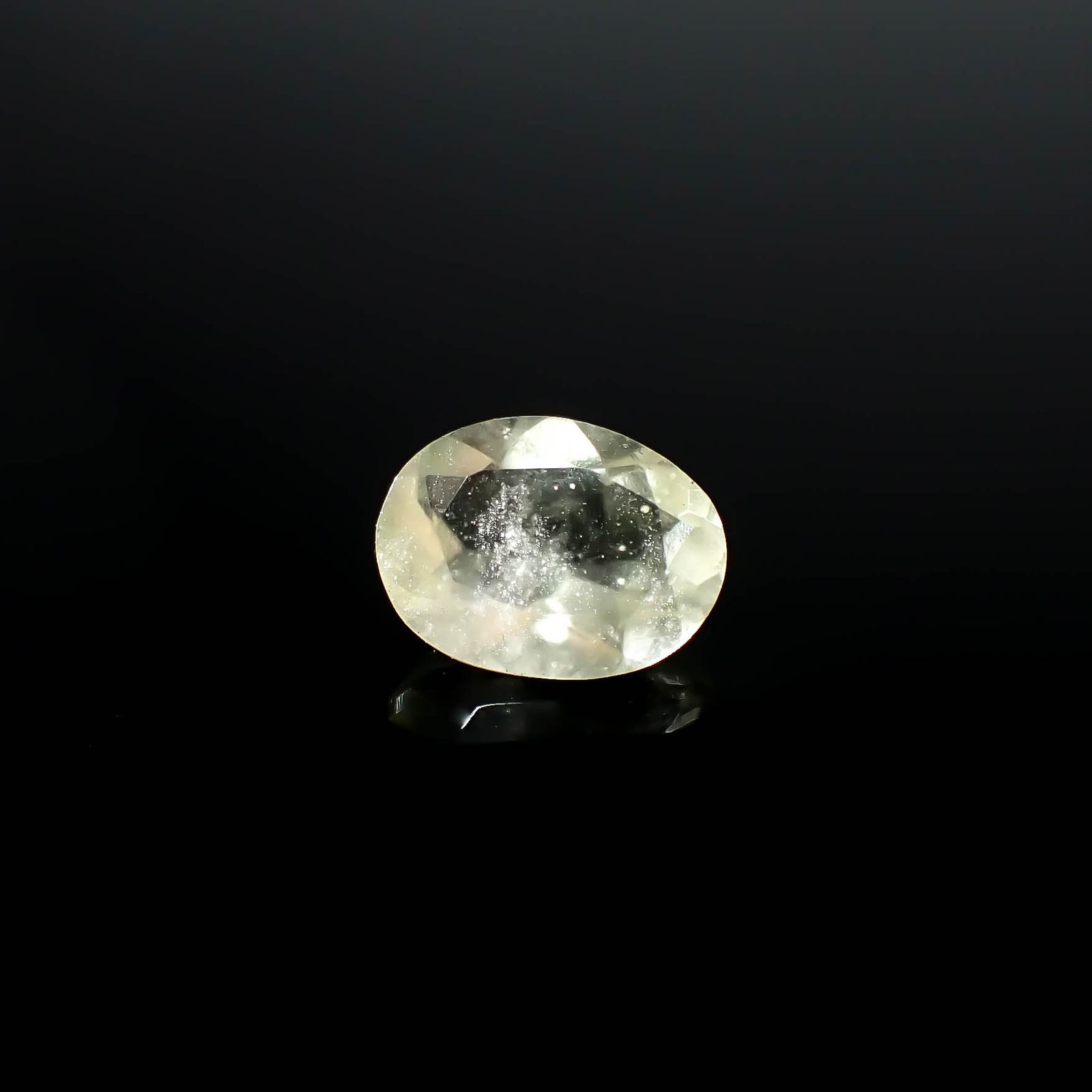 リビアングラス 発見地：エジプト・リビア砂漠産 2.84ct / 12x8.9mm前後 [251131303]