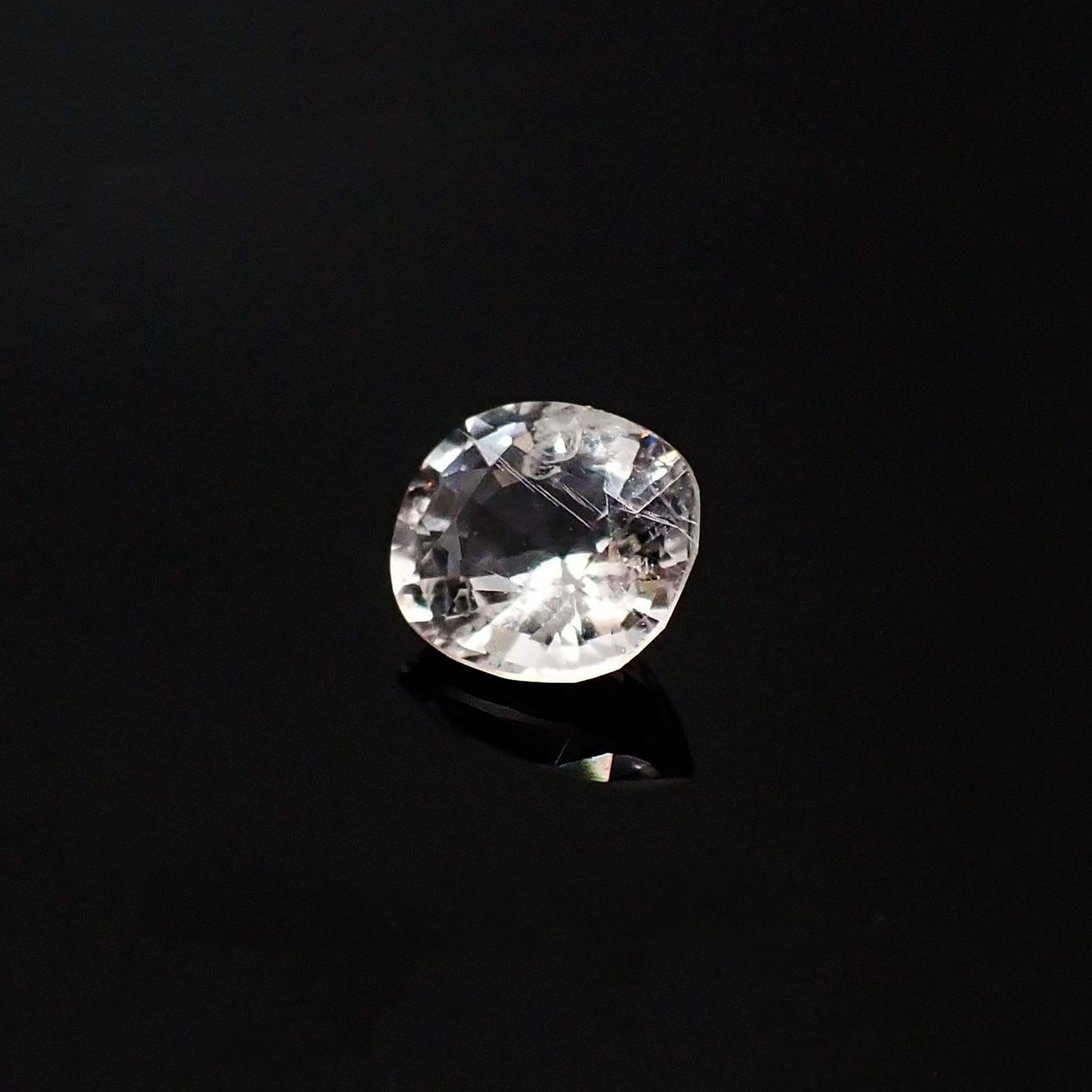 ポードレッタイト カラーレス(宝石名ホワイト・ポードレッタイト)ビルマ産 ソ付(彩珠) 0.515ct / 5.7x5.1mm前後 [260722817]
