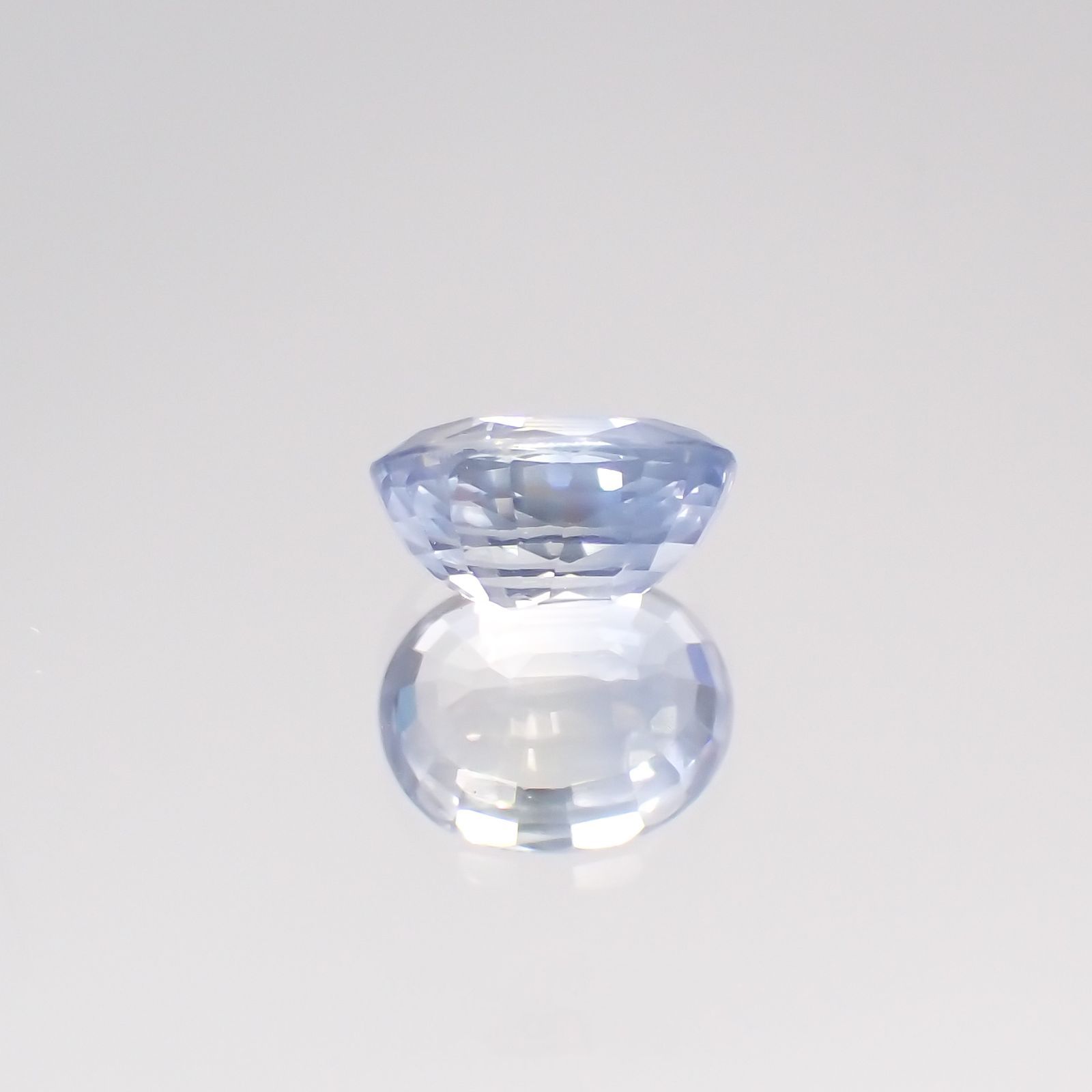 アイスブルーサファイア(宝石名ブルー・サファイア) スリランカ/マダガスカル産 0.64ct 識別済[210711170]5.4×4.4mm前後