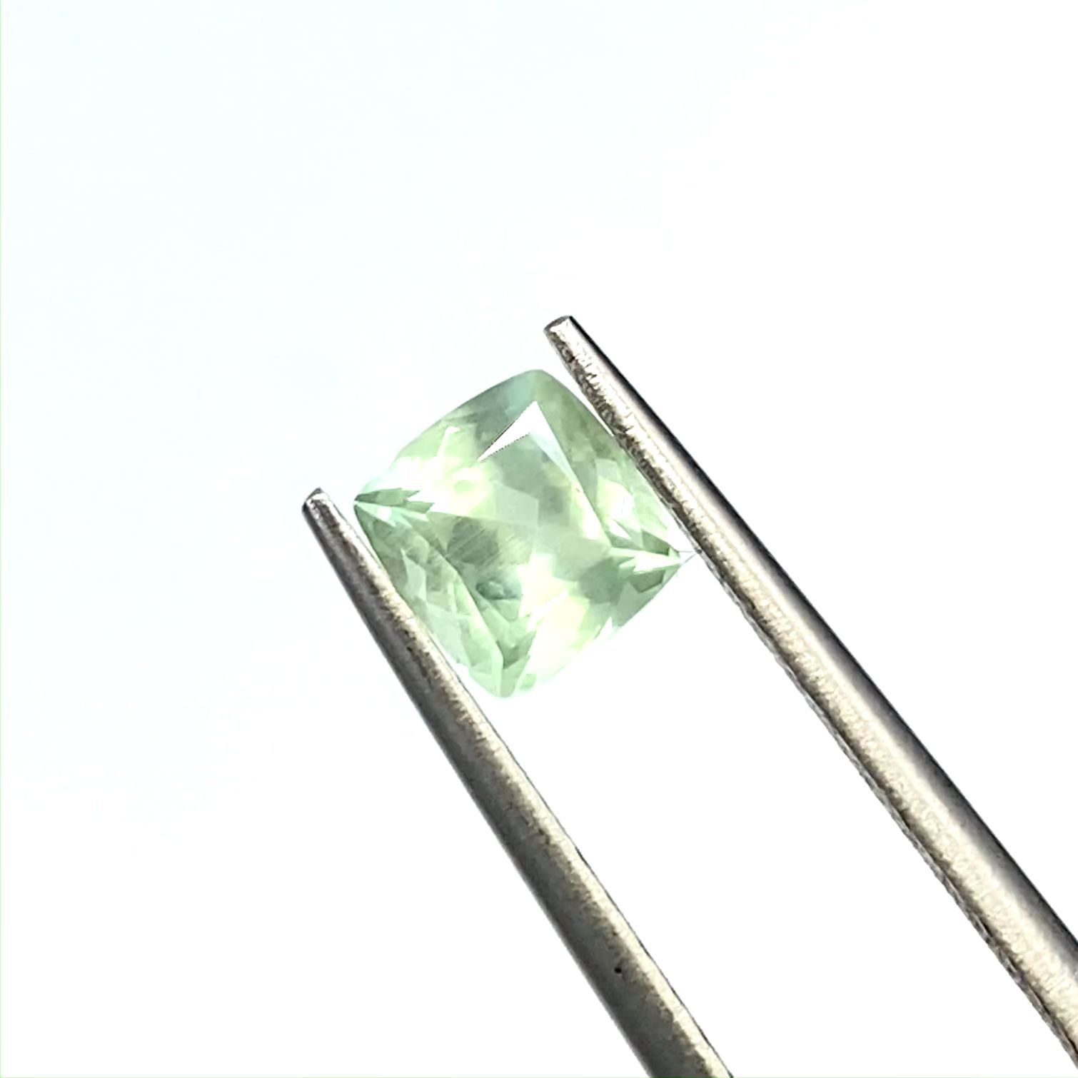 コーネルピン(宝石名グリーン・コーネルピン) タンザニア産 0.910ct ソ