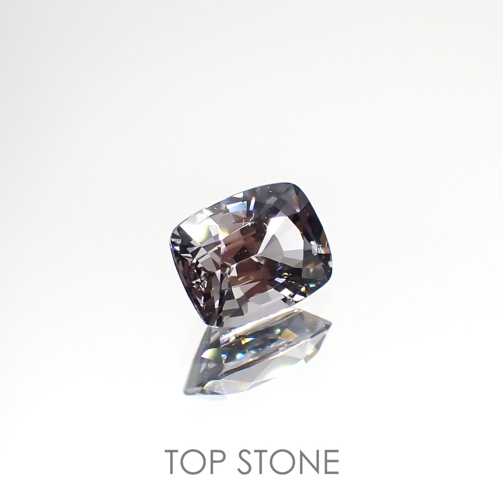 プラチナスピネル(宝石名スピネル) ビルマ産 0.975ct ソ付(彩珠)[210912849]6.3×4.9mm前後