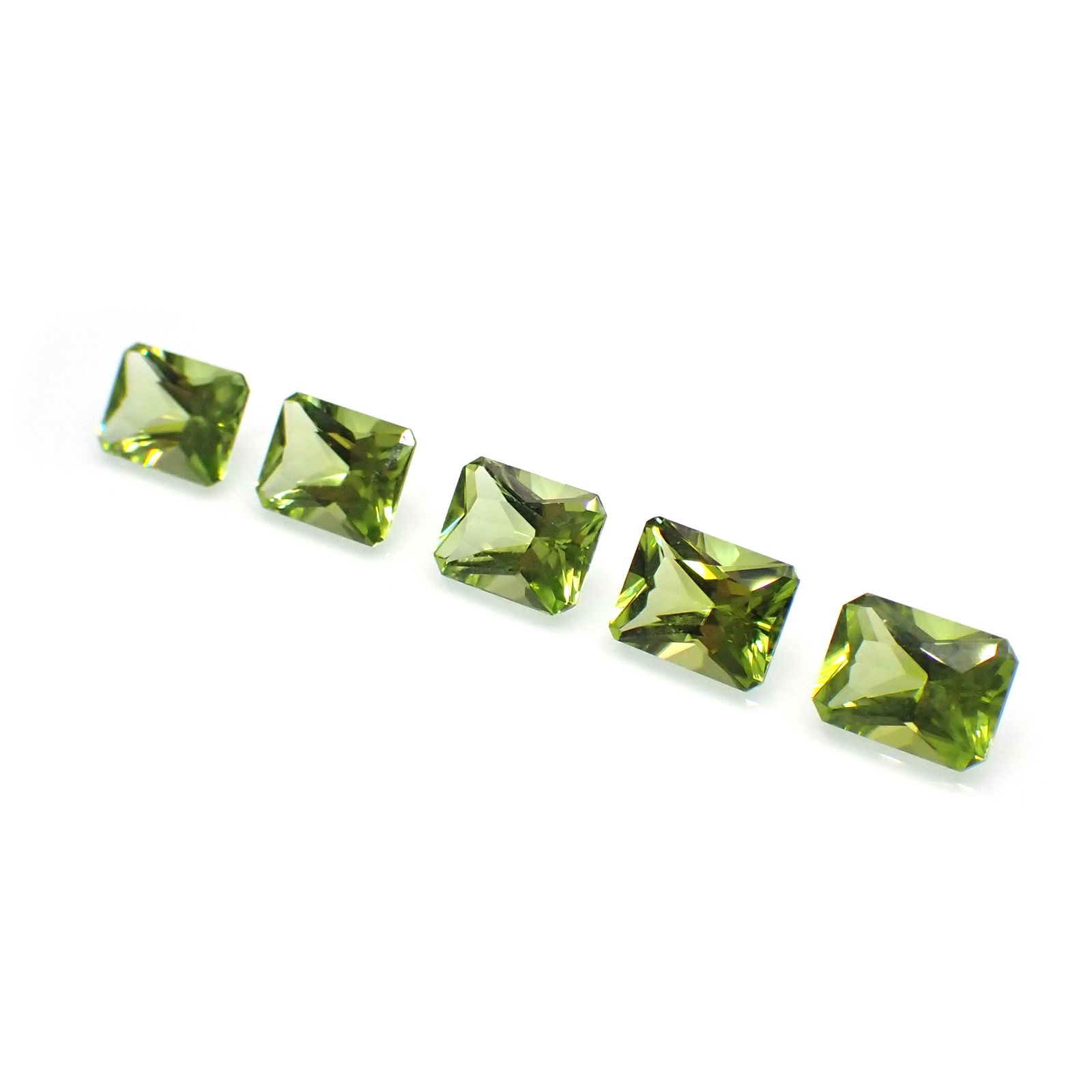 <ランダムセレクト1個販売>ペリドット 中国産 約1.40-1.65ct[230722580]8x6mm前後
