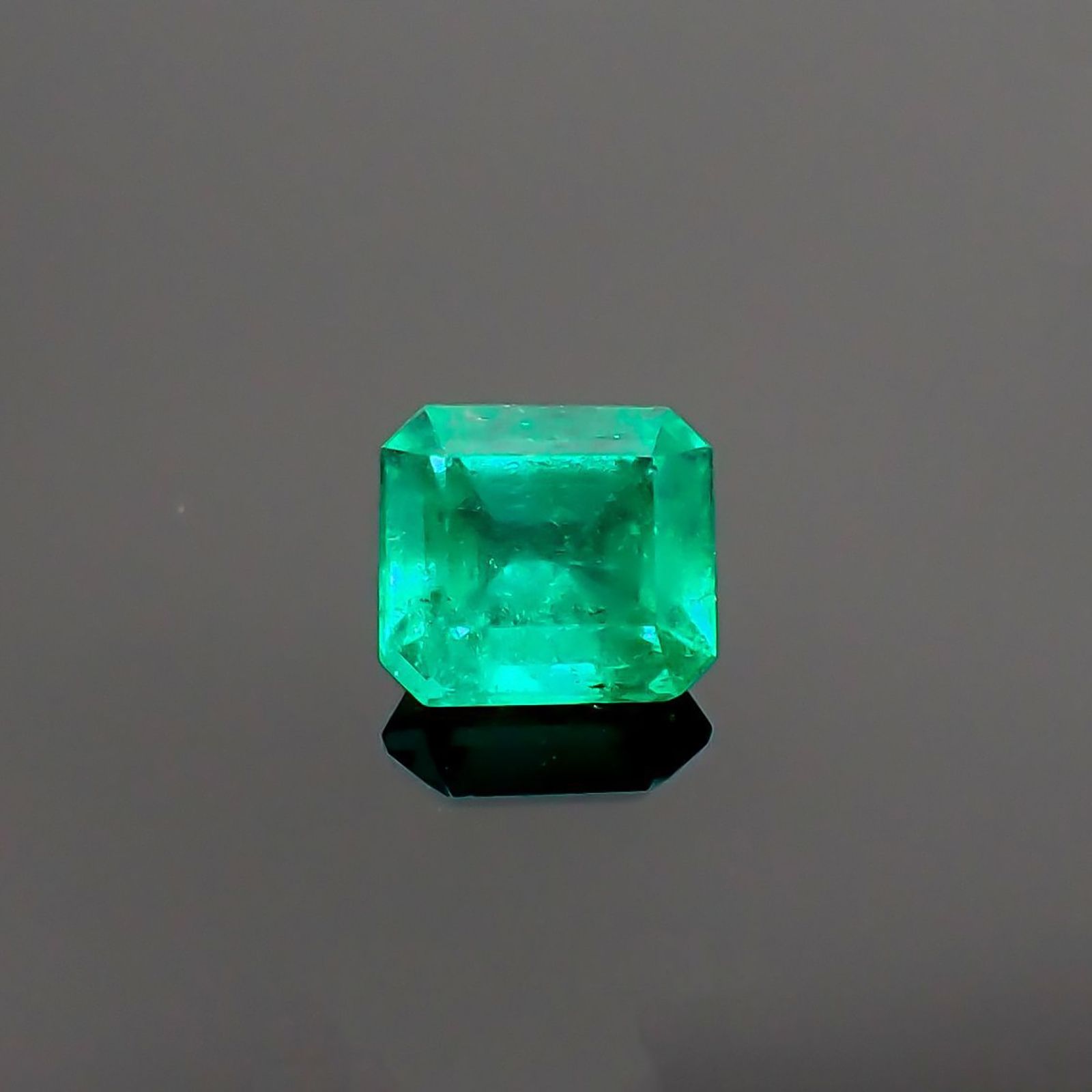 エメラルド(宝石名エメラルド) コロンビア産 ソ付(彩珠) 0.561ct / 5.2x4.6mm前後 [210711710]