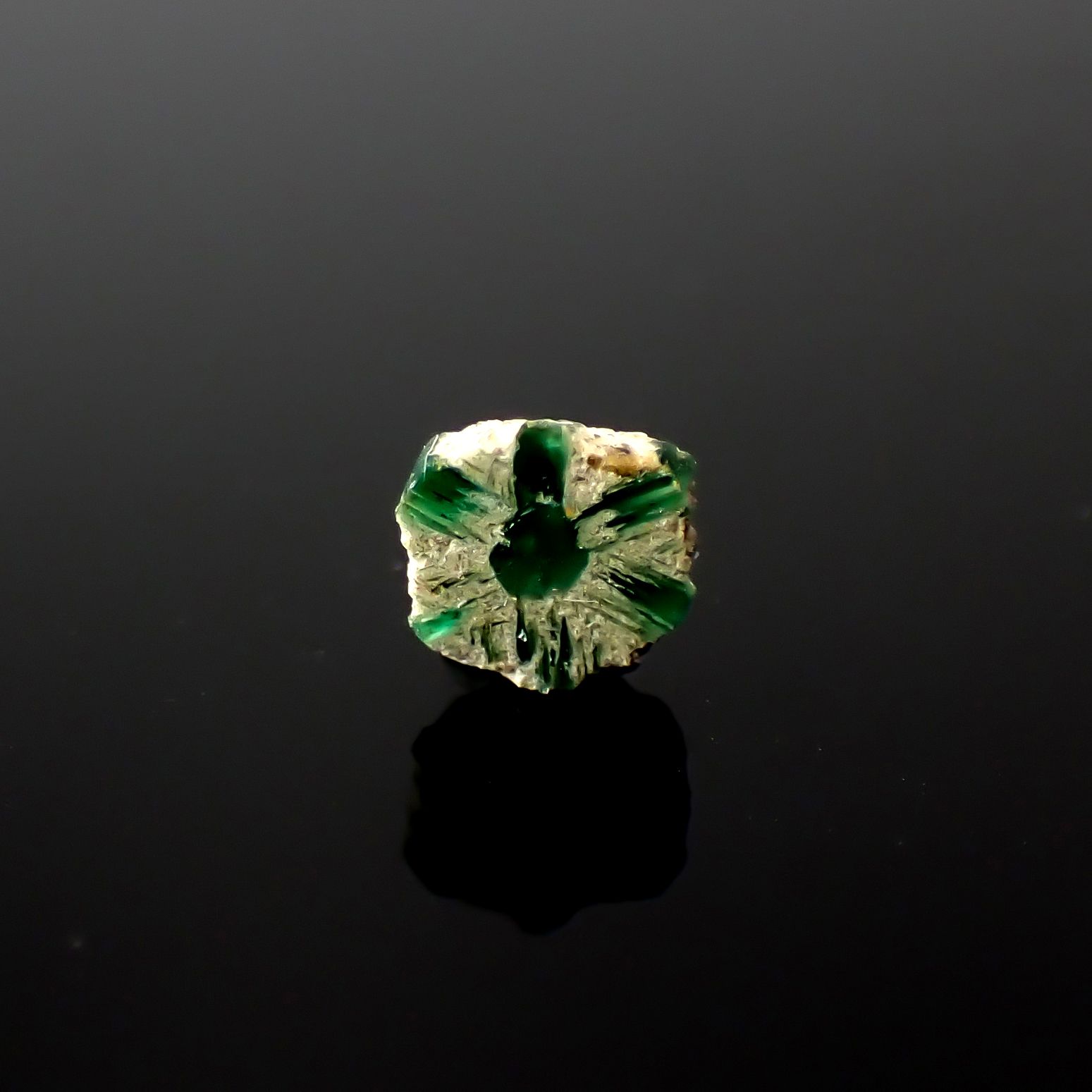 逆トラピッチェエメラルド 原石スライス コロンビア産 0.27ct[240627850]4.5x4.4mm前後