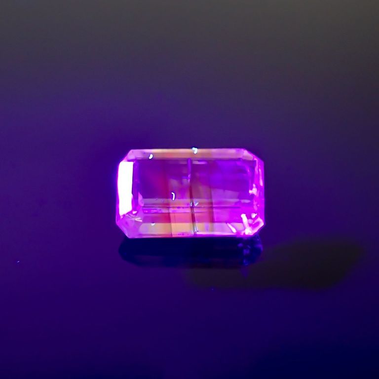 長波395(ライト)の照射で蛍光