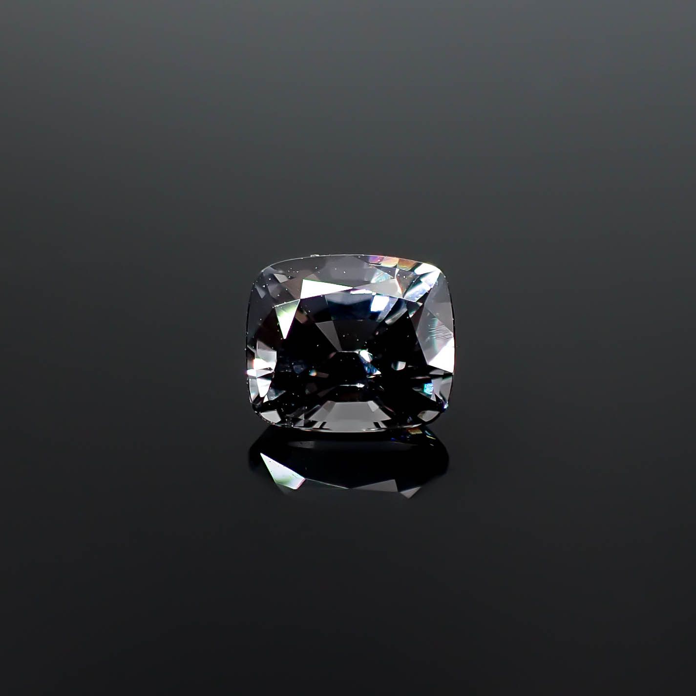プラチナスピネル(宝石名スピネル)ビルマ産 0.97ct 識別済[250730756]6x5.2mm前後