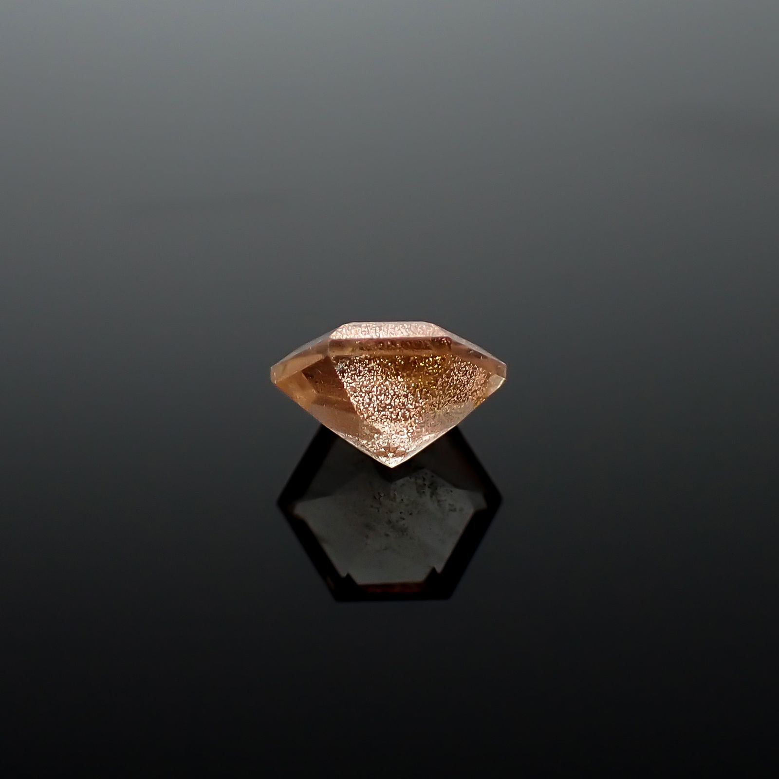 ◇ヘキサゴンカット◇オレゴンサンストーン アメリカ・オレゴン州産 0.65ct / 5.5x5.5mm前後 [260732644]