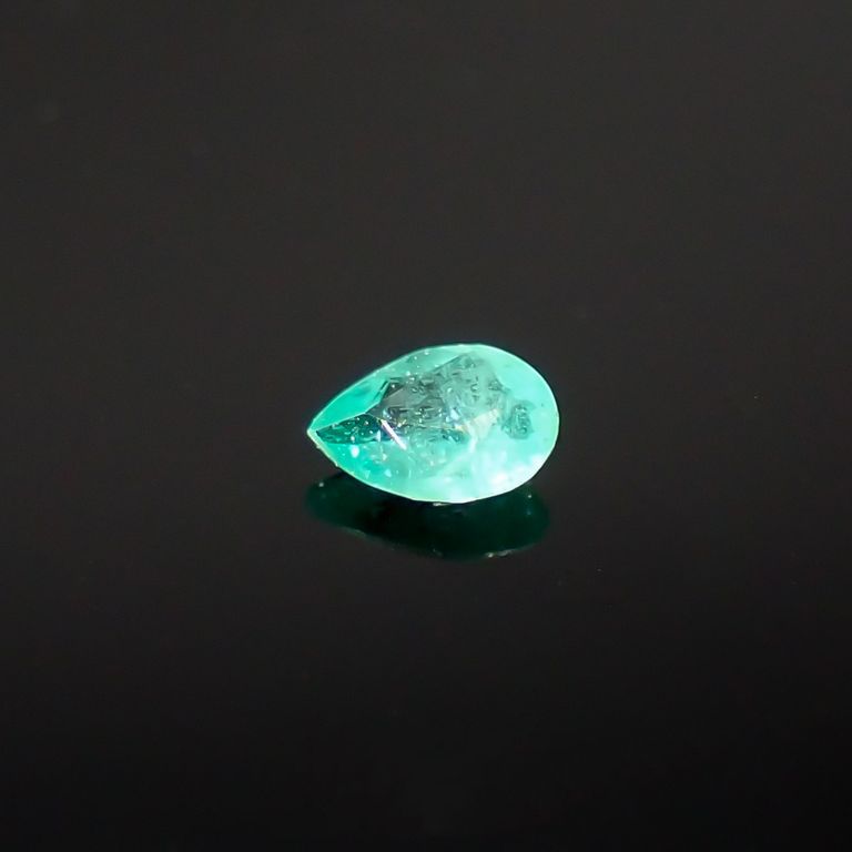 パライバトルマリン(宝石名トルマリン/別名パライバ・トルマリン)ブラジル・パライバ州バターリャ鉱山産 0.033ct 識別済[220616587]2.6x1.9mm前後