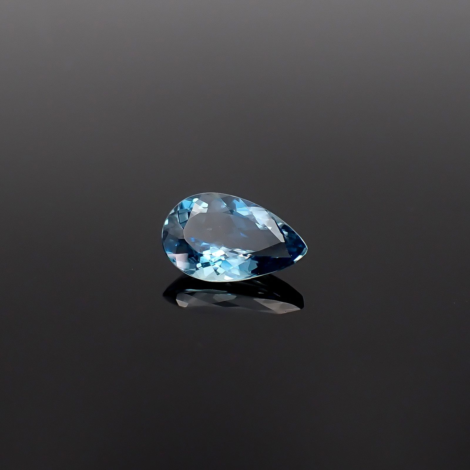 タトゥーアクアマリン ブラジル・ミナスジェライス州タトゥー鉱山産 1.90ct / 11.4x7.3mm前後 [260231778]