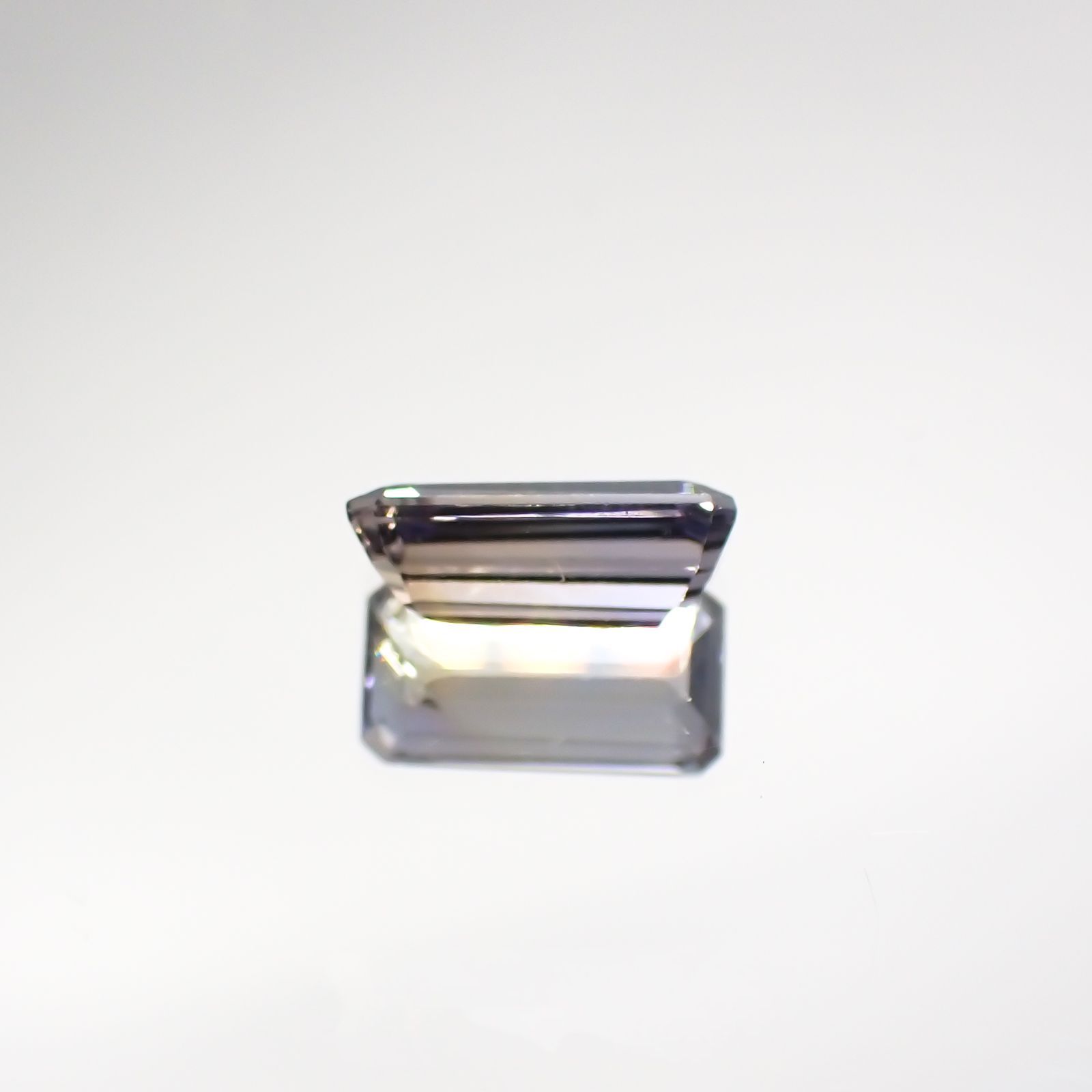 パーティカラータンザナイト(宝石名パーティカラード・ゾイサイト) タンザニア産 0.898ct ソ付(彩珠)[210711848]7.6×3.9mm前後