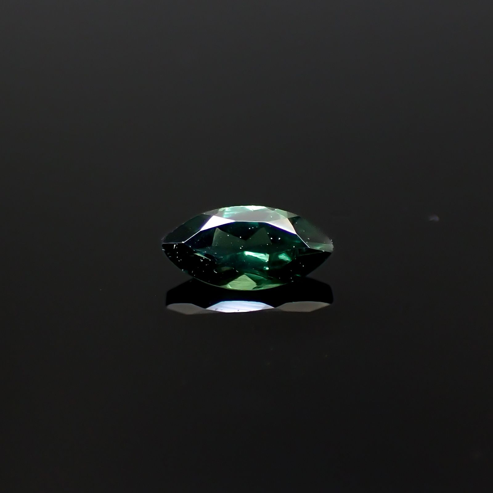 ベキリーブルーガーネット（カラーチェンジガーネット アレキタイプ） マダガスカル・ベキリー産 0.17ct [241229620]5.2x2.6mm前後