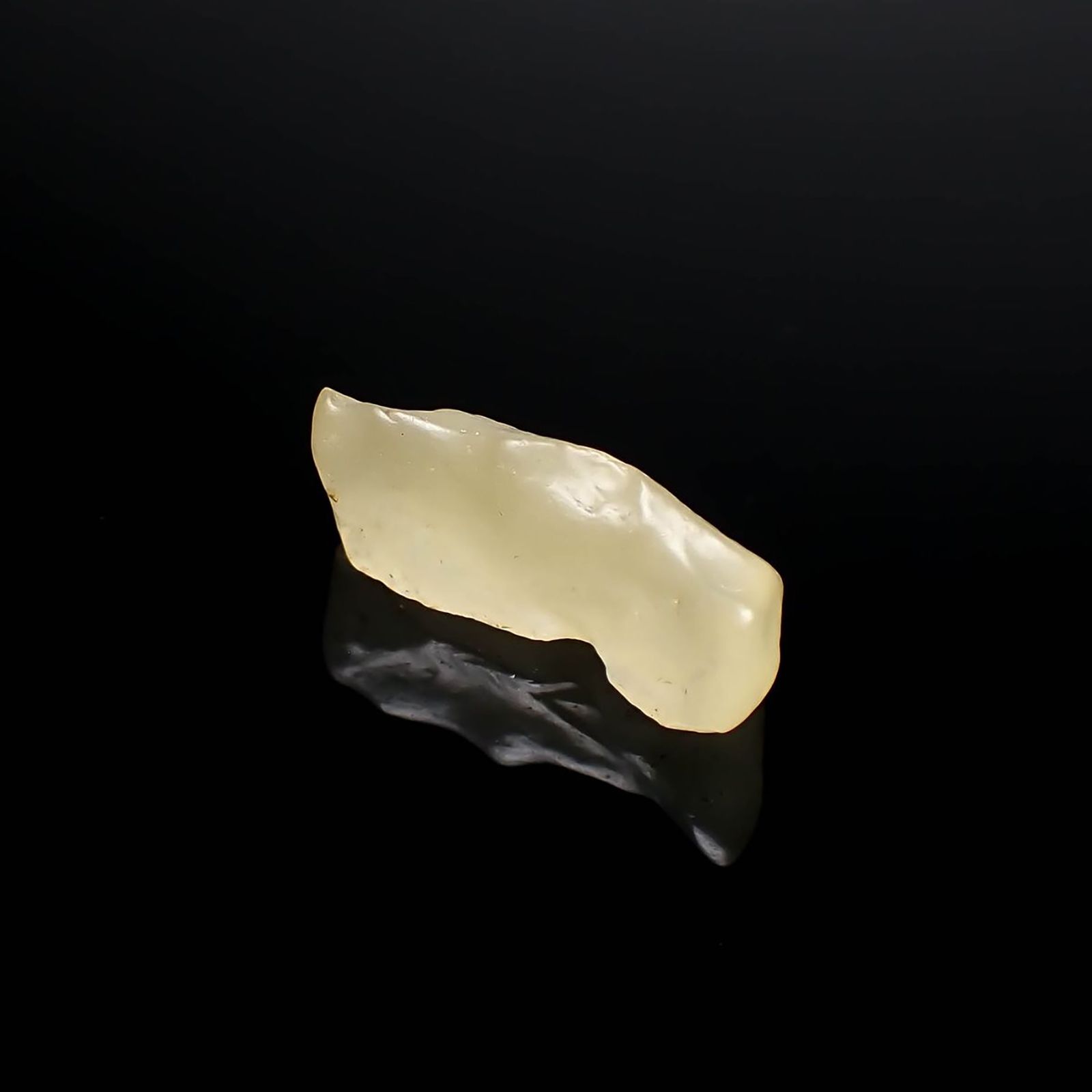 リビアングラス 原石 発見地：エジプト・リビア砂漠 15.51ct / 26.8x12.4mm前後 [260729283]