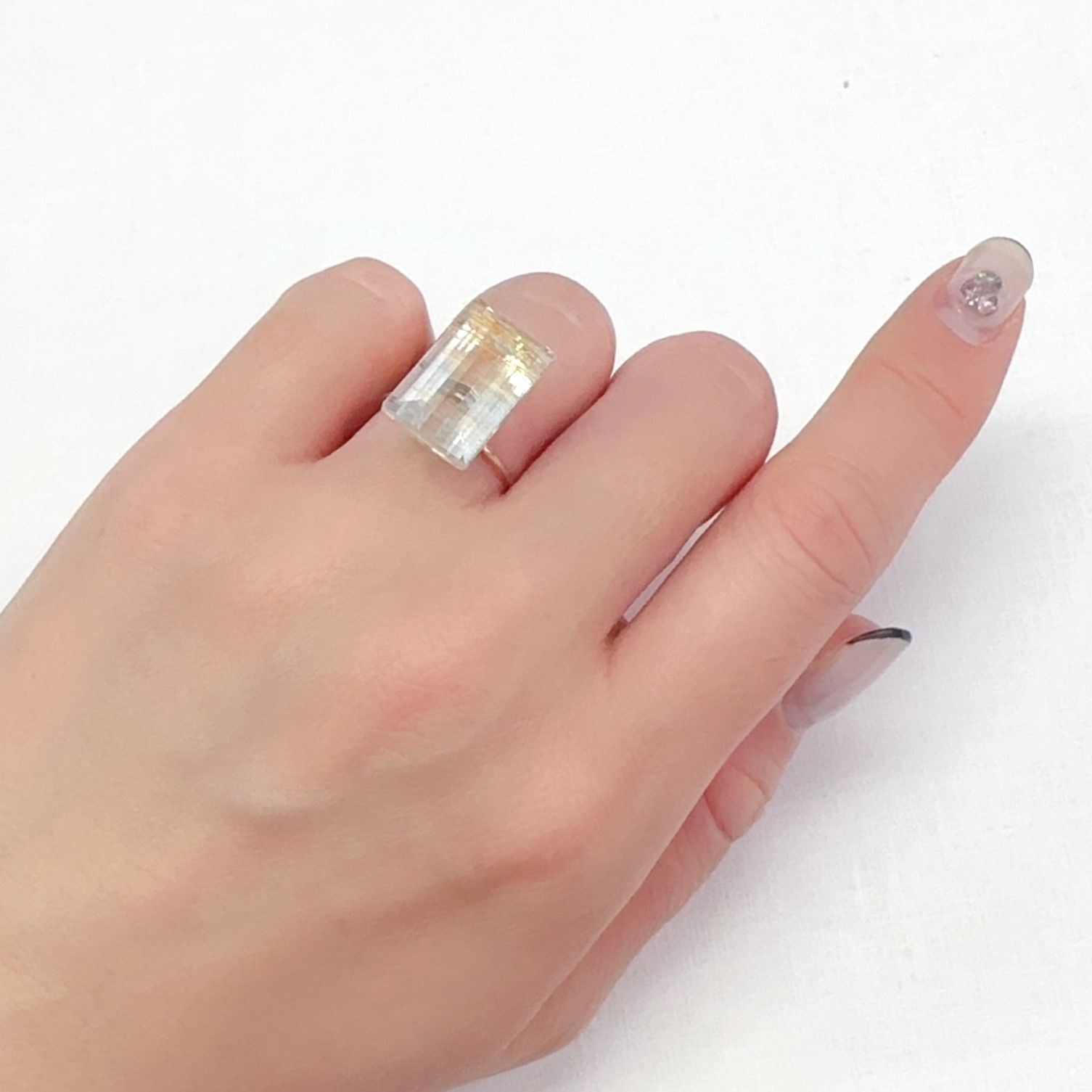 ニードルイントパーズ(チューブイントパーズ) ブラジル・ミナスジェライス州産 13.95ct[240225890]15.8x10.5mm前後