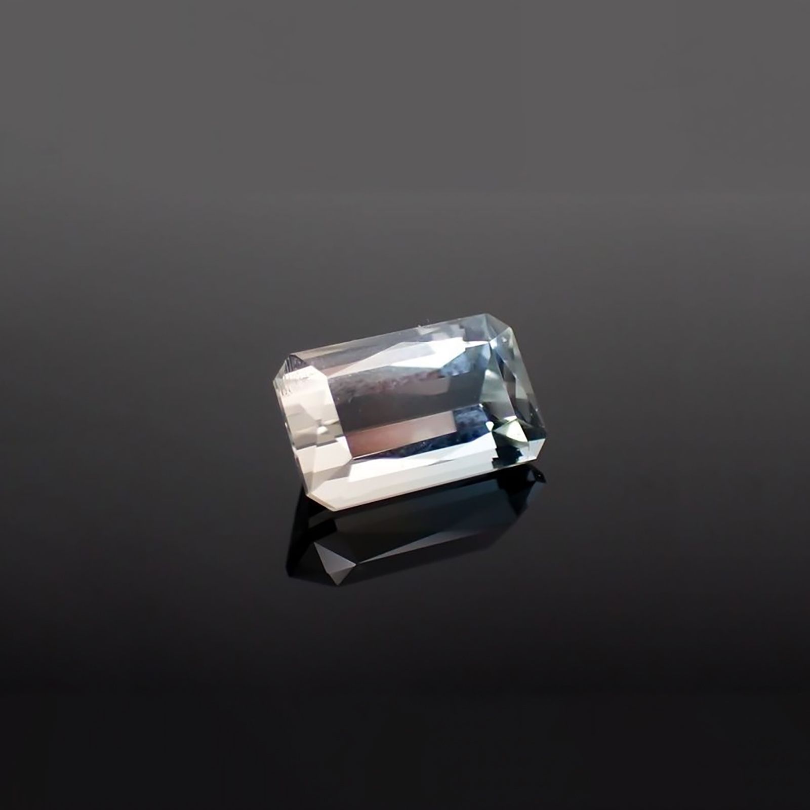 バイカラートパーズ(宝石名バイカラー・トパーズ)ウクライナ産 ソ付(彩珠) 3.736ct / 10.7x6.5mm前後 [221018471]