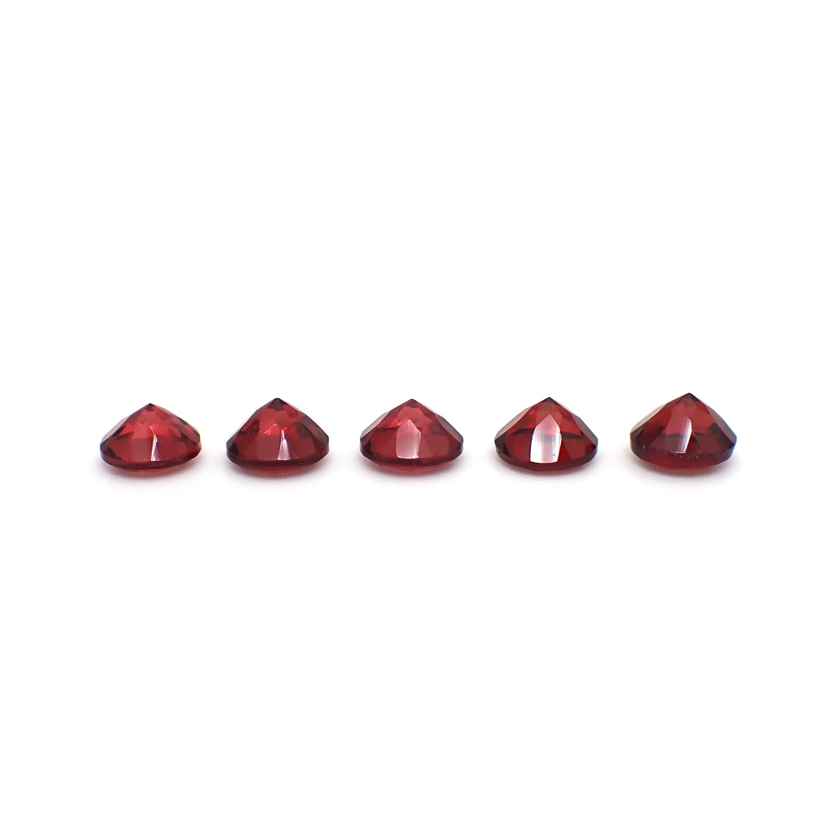 ◇ランダムセレクト◇パイロープアルマンディンガーネット モザンビーク産 約0.60ct / 5x5mm前後 [260532201]