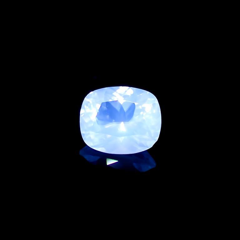アラゴナイト フォスフォレッセンス(宝石名フォスフォレッセンス・アラゴナイト)チェコ共和国産 2.21ct 識別済[221119081]9.2x7.7mm前後