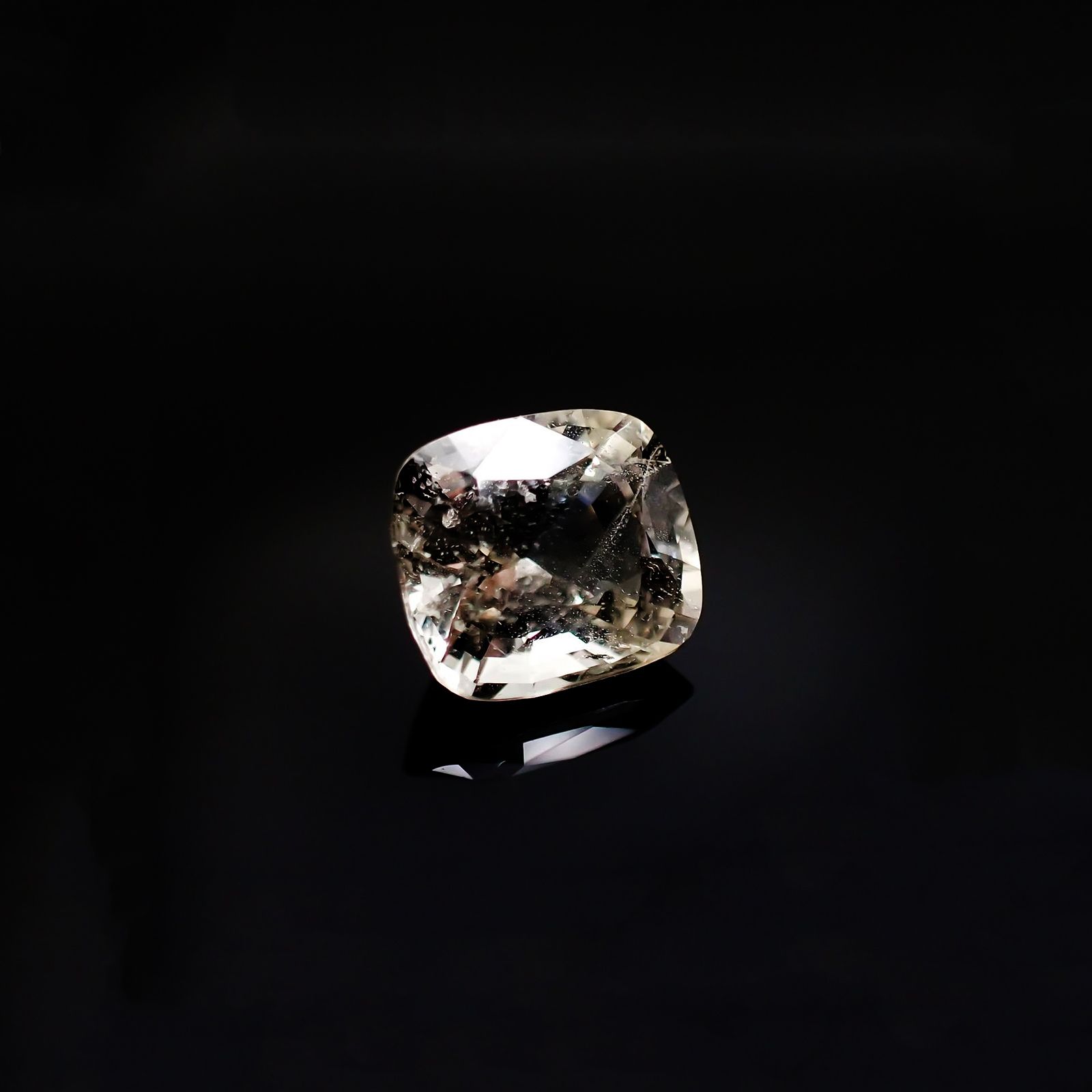 ジェレメジェバイト(宝石名エレメージェバイト) ビルマ産 ソ付(彩珠) 2.583ct / 7.5×8.6mm前後 [19111877]