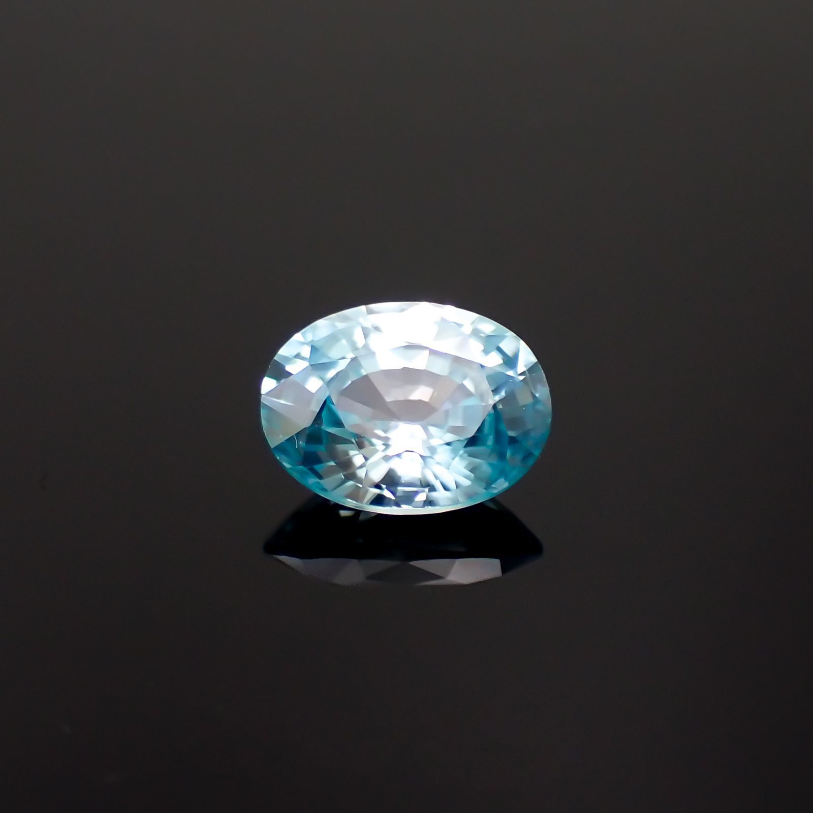 バイカラーブルージルコン カンボジア産 1.86ct[230320983]8x6.1mm前後