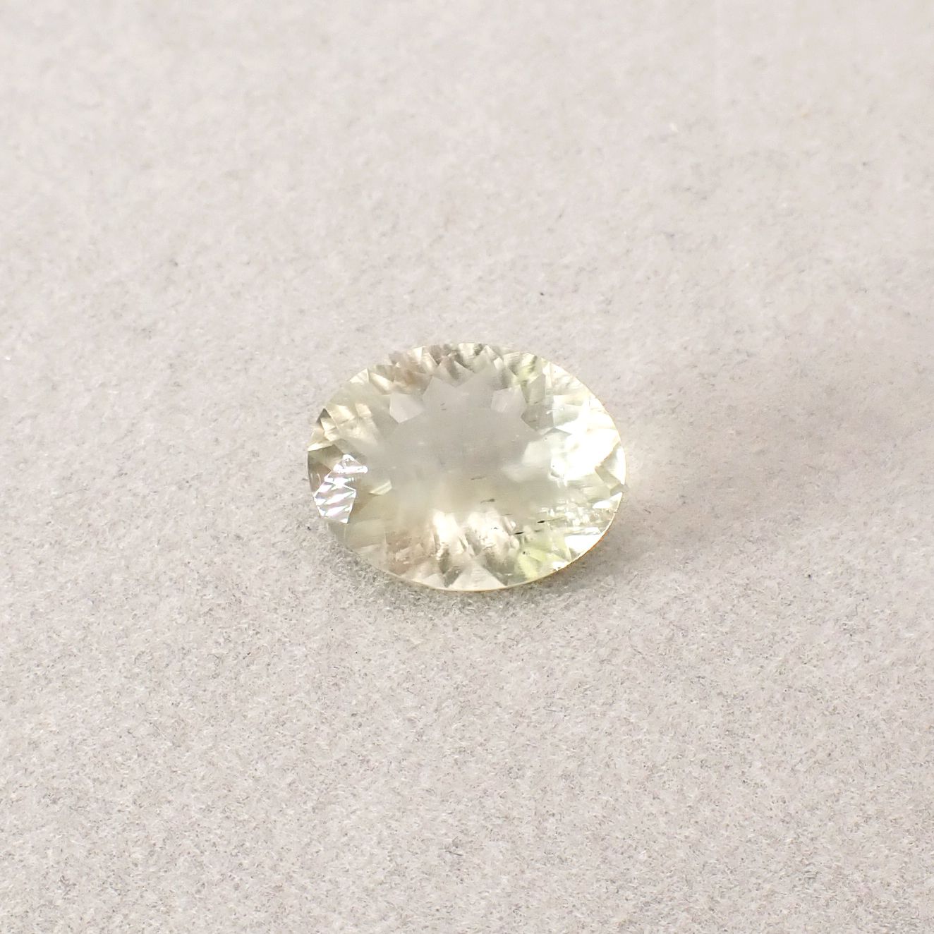 リビアングラス 発見地：エジプト・リビア砂漠 8.27ct / 16.5x12.9mm前後 [251131302]