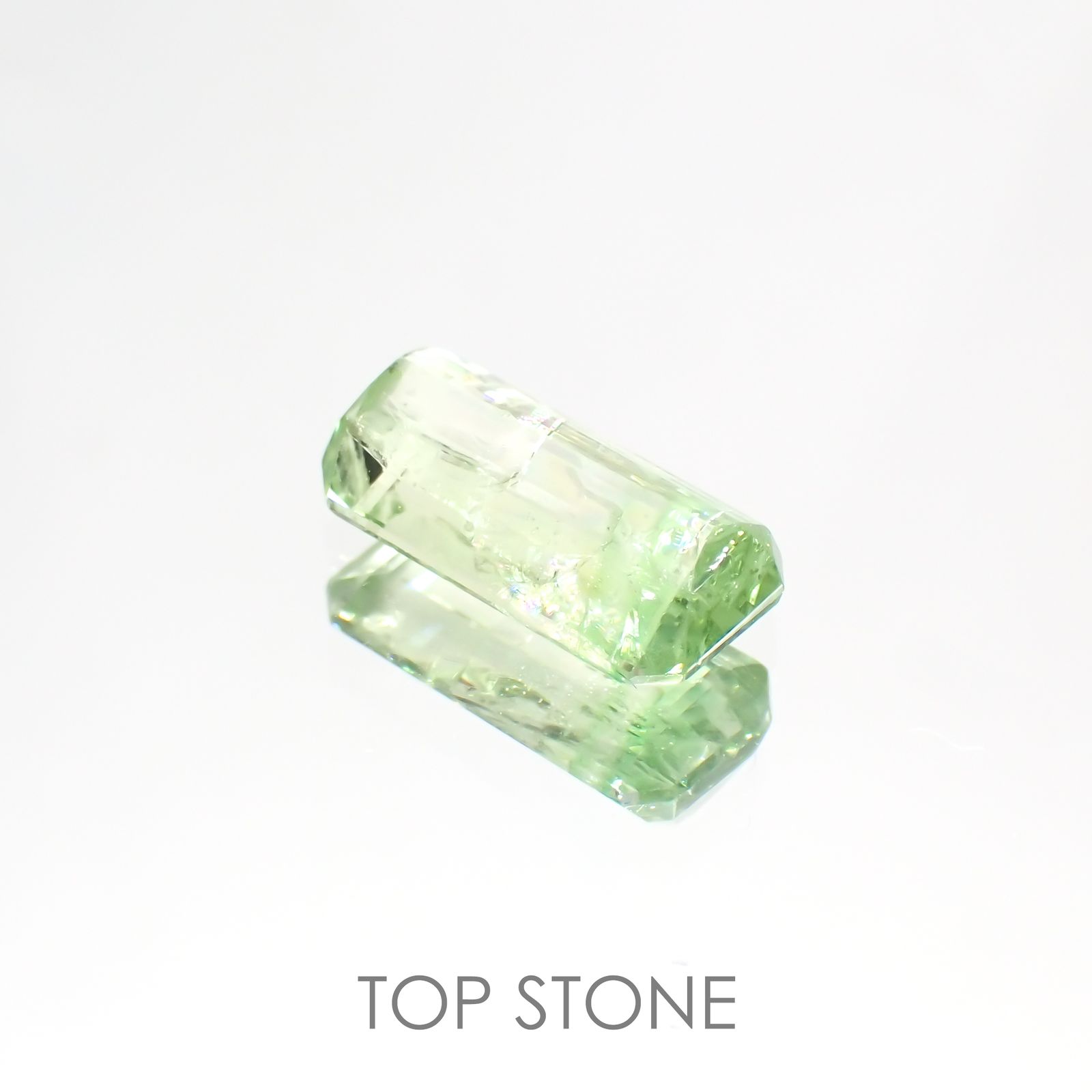 パーティカラーグロッシュラーガーネット(宝石名パーティカラード グロッシュラー・ガーネット) タンザニア産 2.254ct ソ付(彩珠)[21049771]10.6×5.3mm前後