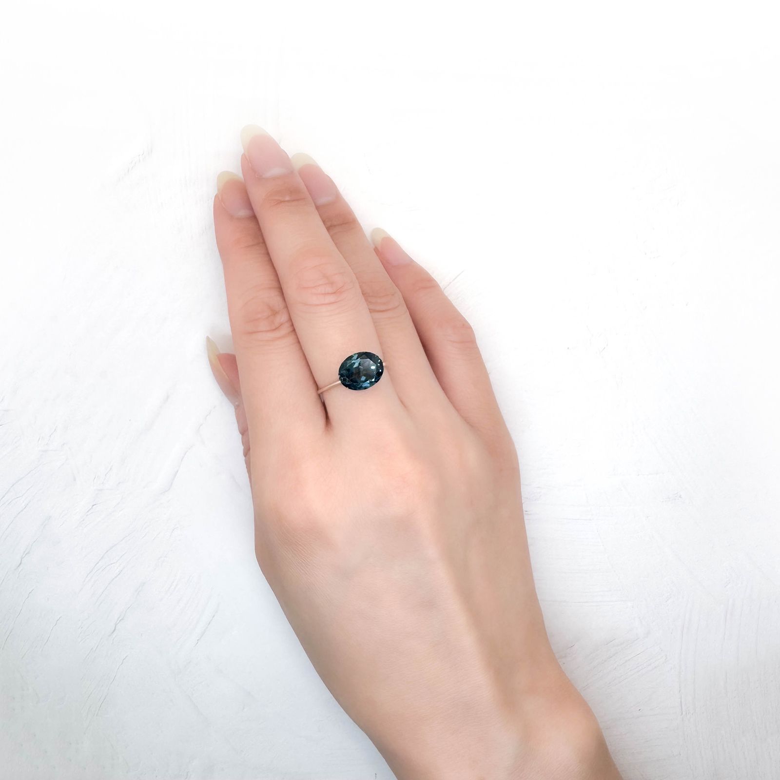 ロンドンブルートパーズ ブラジル産 3.56ct / 10.2x8.2mm前後 [250931124]