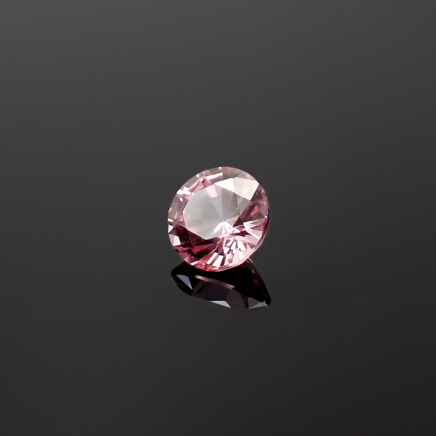 ドラゴンガーネット タンザニア産 0.58ct / 5x5mm前後 [260532240]