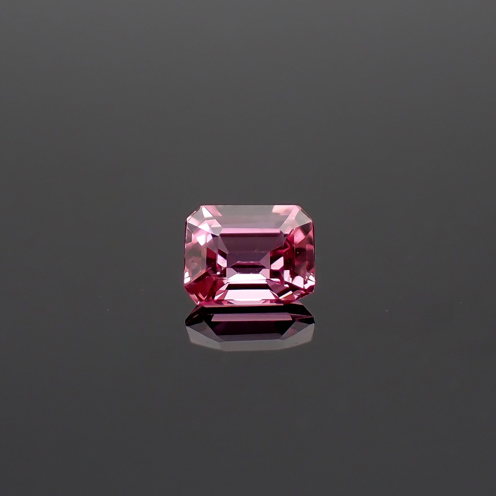 パパラチャサファイア(宝石名サファイア/別名パパラチャ・サファイア)スリランカ産 DGL鑑付 0.278ct / 4x3.21mm前後 [260632264]