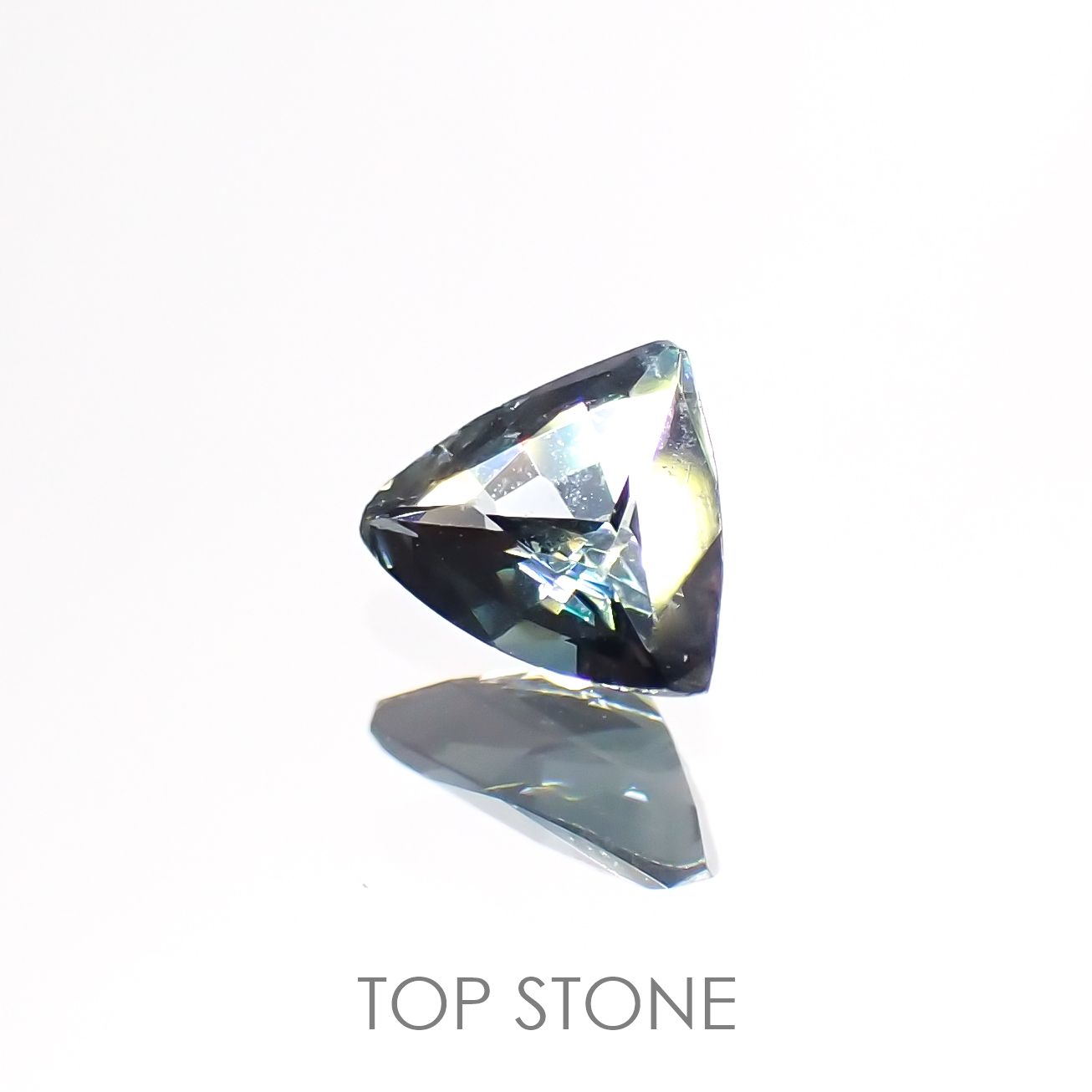 サファリン(宝石名サフィリン) スリランカ産 0.241ct ソ付(彩珠)[21019624]4.1×5.1mm前後