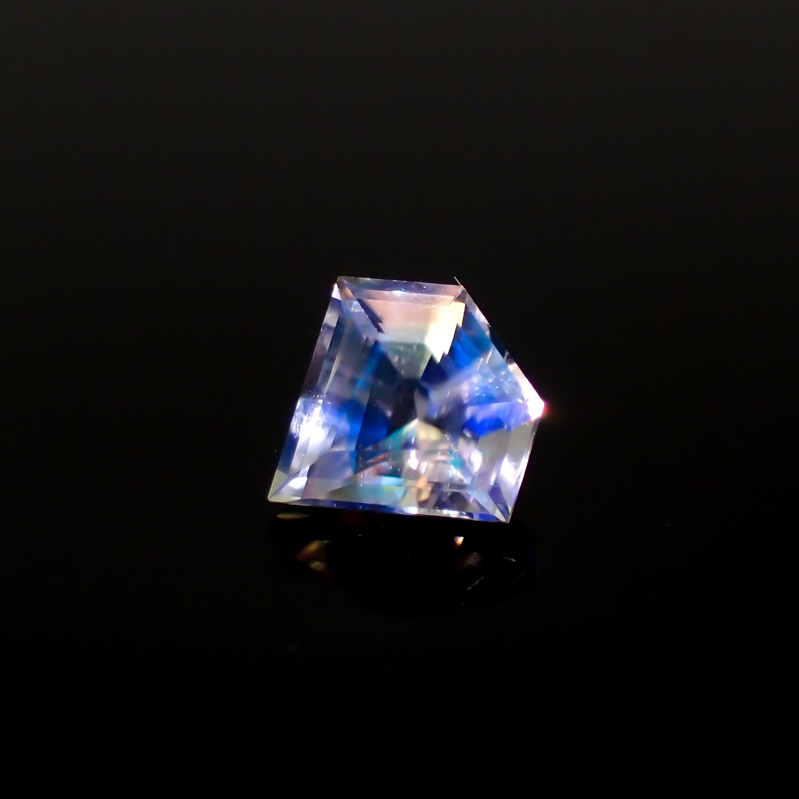 ◇カスタムカット◇レインボームーンストーン マダガスカル産 0.53ct[230923431]6.3x5.8mm前後