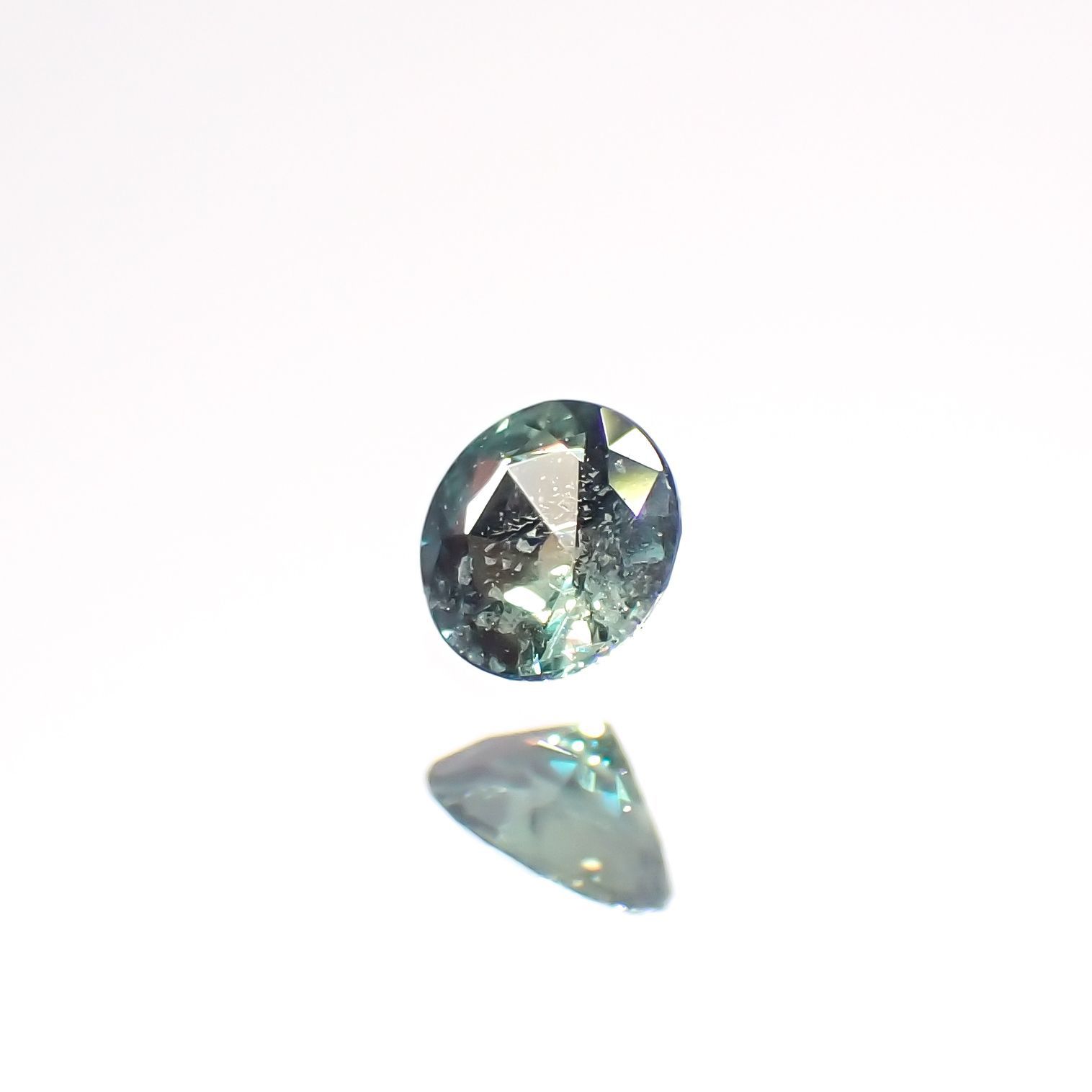 アレキサンドライト(宝石名アレキサンドライト)ブラジル産/EmeraldMains社製 0.084ct ソ付(彩珠)[220516019]2.7x2.7mm前後
