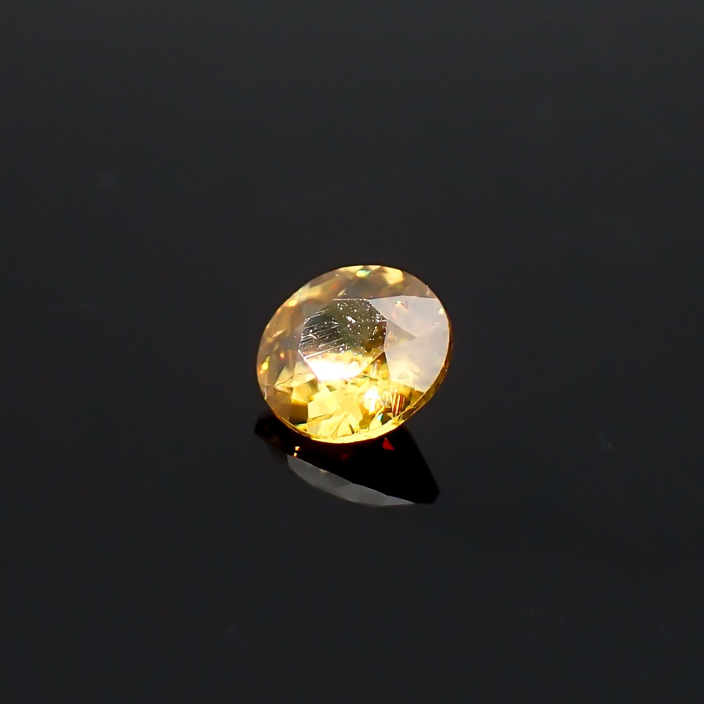ゴールデンスフェーン マダガスカル産 0.42ct / 4.8x4.7mm前後 [260632359]