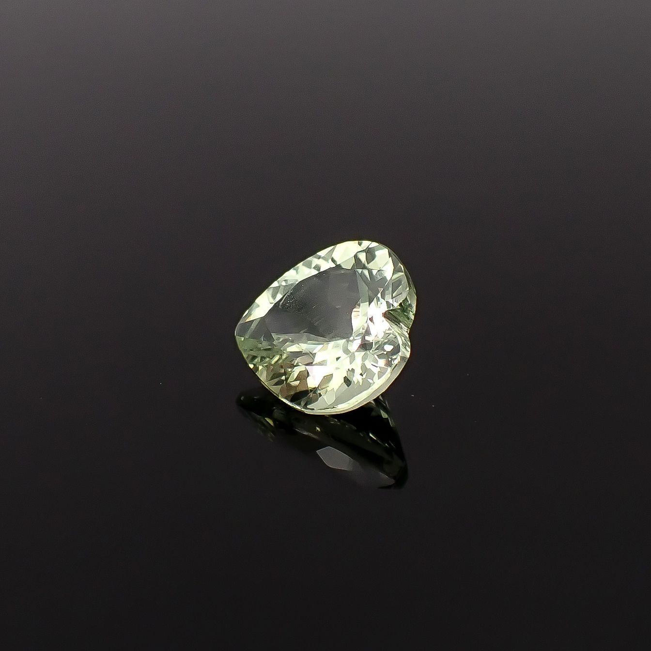 バナジウムクリソベリル(宝石名クリソベリル)マダガスカル産 ソ付(日独) 1.976ct / 8x8mm前後 [260131600]
