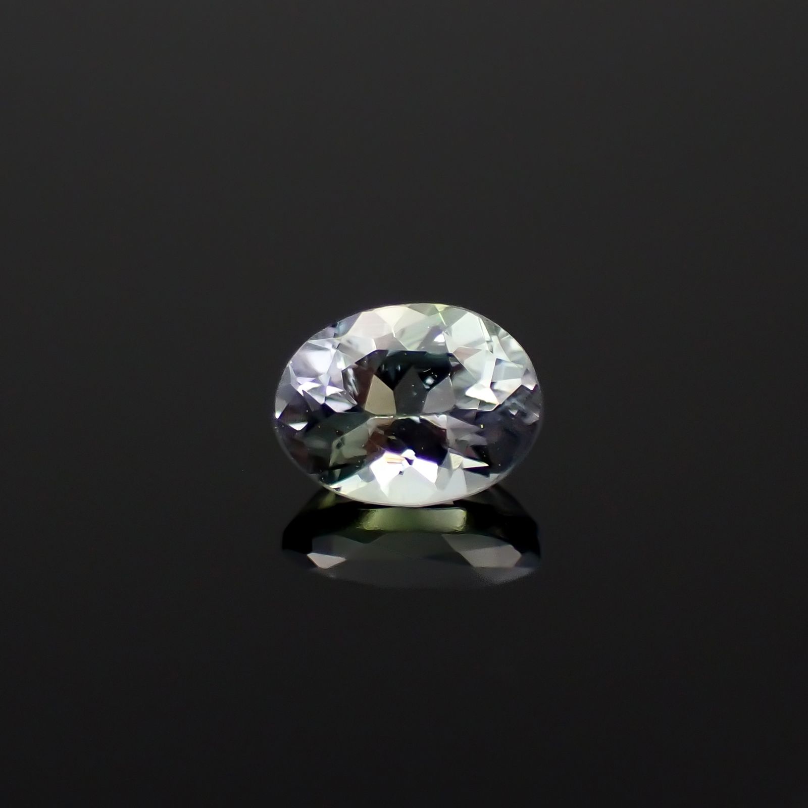 バイカラータンザナイト(宝石名タンザナイト/ゾイサイト)タンザニア産 0.40ct 識別済[230923504]5.1x3.9mm前後