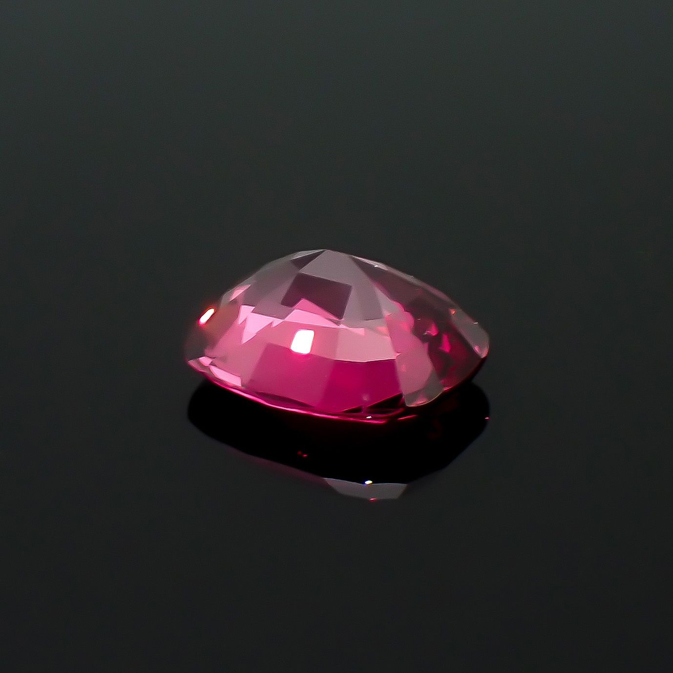 ホットピンクスピネル タンザニア・マヘンゲ産 3.07ct / 10x8mm前後 [260732610]