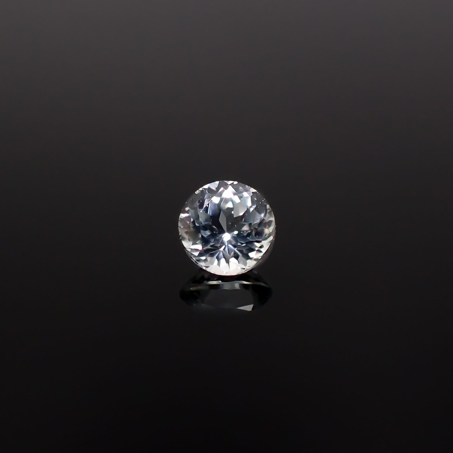 アクロアイト ナイジェリア産 0.25ct / 3.9x3.8mm前後 [251231356]