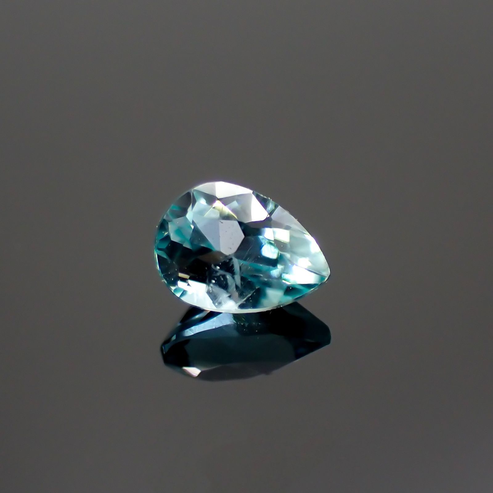 グランディディエライト(宝石名グランディディエライト)マダガスカル産 識別済 0.24ct / 4.5x3.2mm前後 [260414803]
