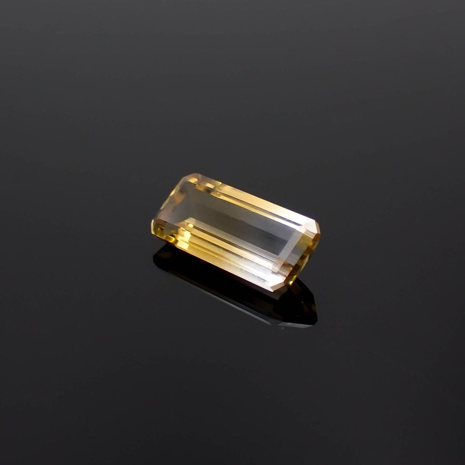 バイカラーシトリン ブラジル・ミナスジェライス州産 4.58ct / 15.8x7.1mm前後 [251026466]