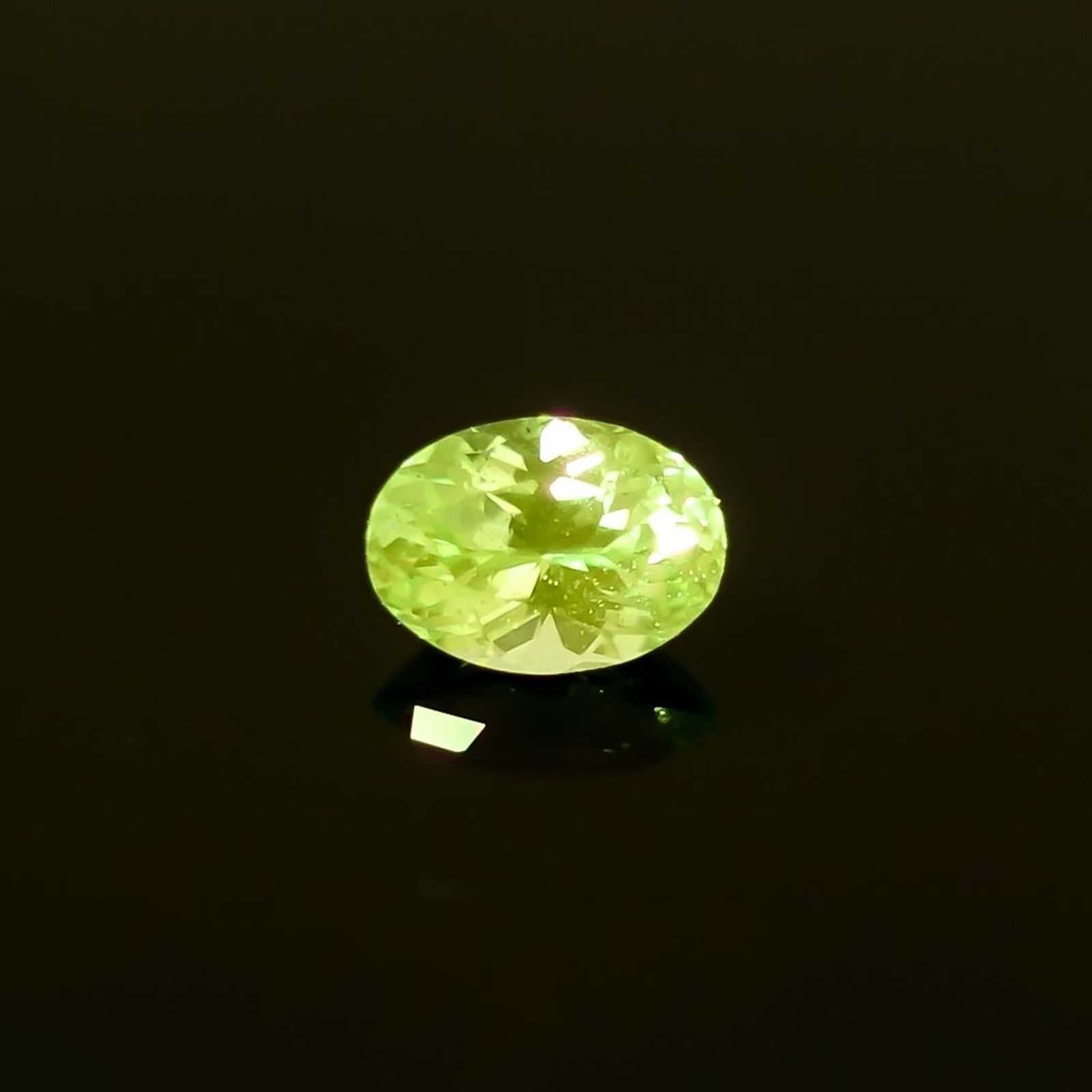 バナジウムコーネルピン(宝石名コーネルピン)タンザニア・タンガ州産 識別済 0.56ct / 5.8x4.2mm前後 [220115628]
