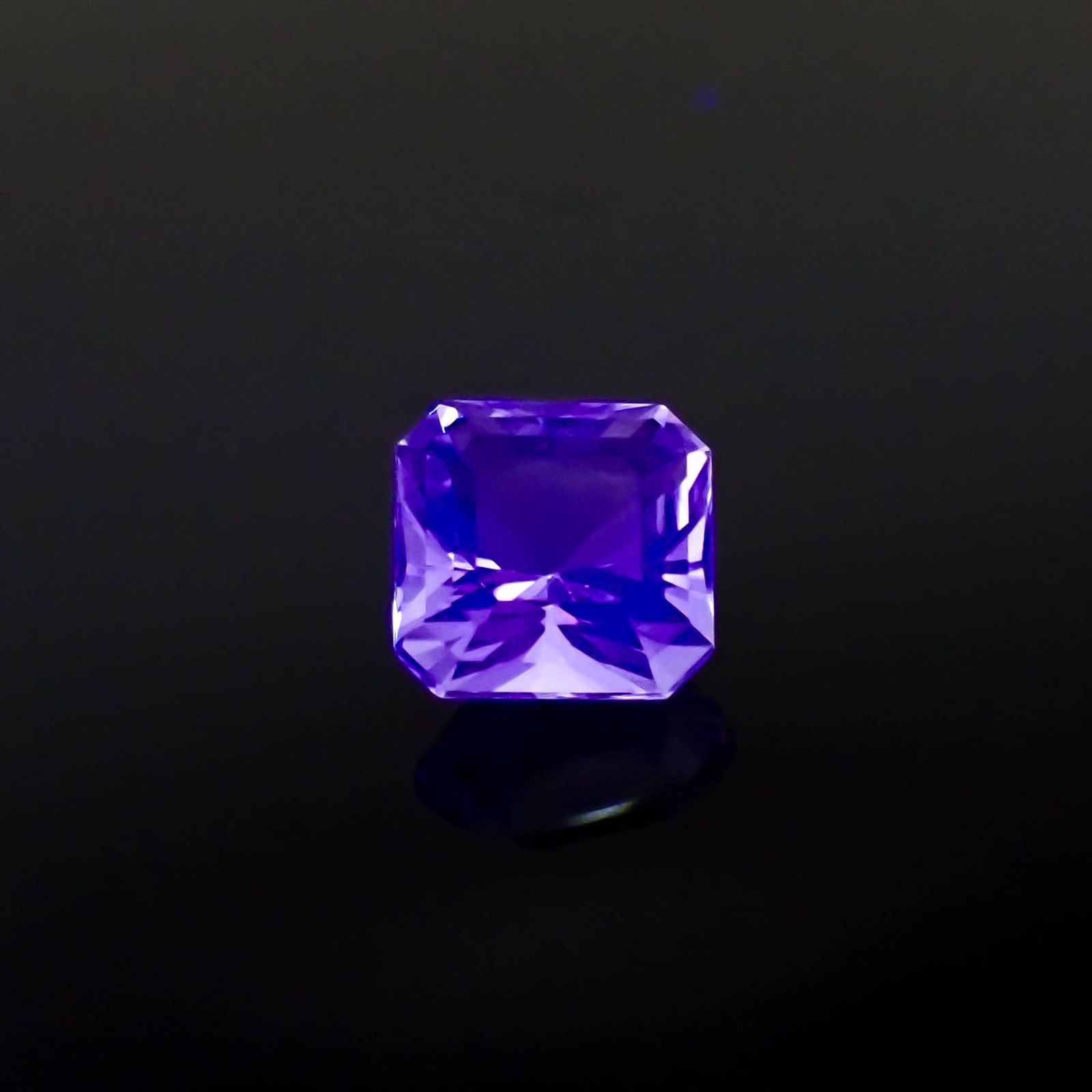 カラーレスフローライト フルオレッセンス イギリス産 2.73ct [250430157]7.8x7.4mm前後