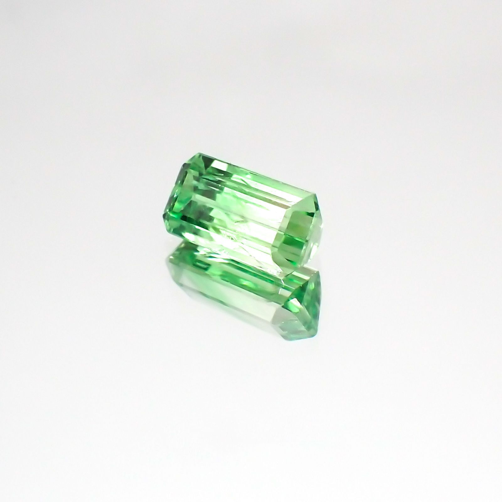 バイカラーツァボライト(宝石名グリーン グロッシュラー・ガーネット)タンザニア産 1.15ct 識別済[231124265]7.7x4mm前後
