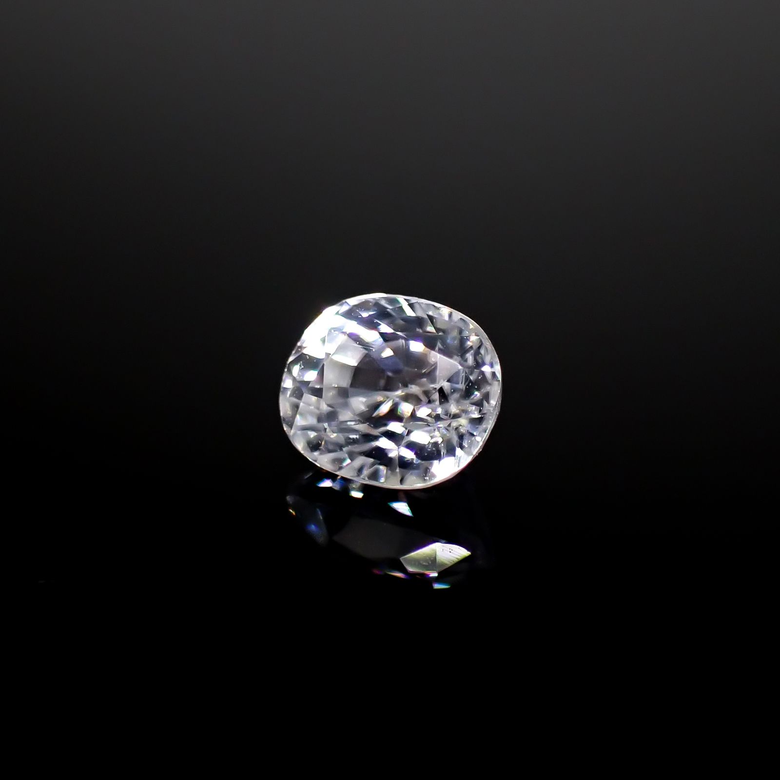 カラーレスジルコン(宝石名ジルコン)スリランカ/カンボジア産 1.35ct 識別済[240928894]6.1x5.1mm前後