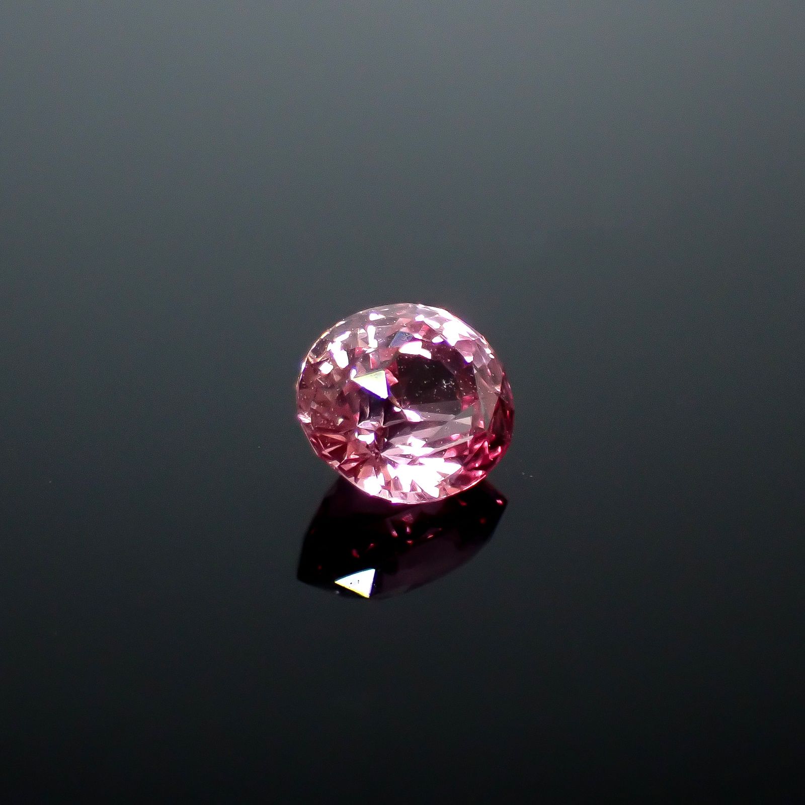 パパラチャサファイア(宝石名サファイア/別名パパラチャ・サファイア)スリランカ/マダガスカル産 DGL鑑付 0.919ct / 5.81x5.12mm前後 [251031286]