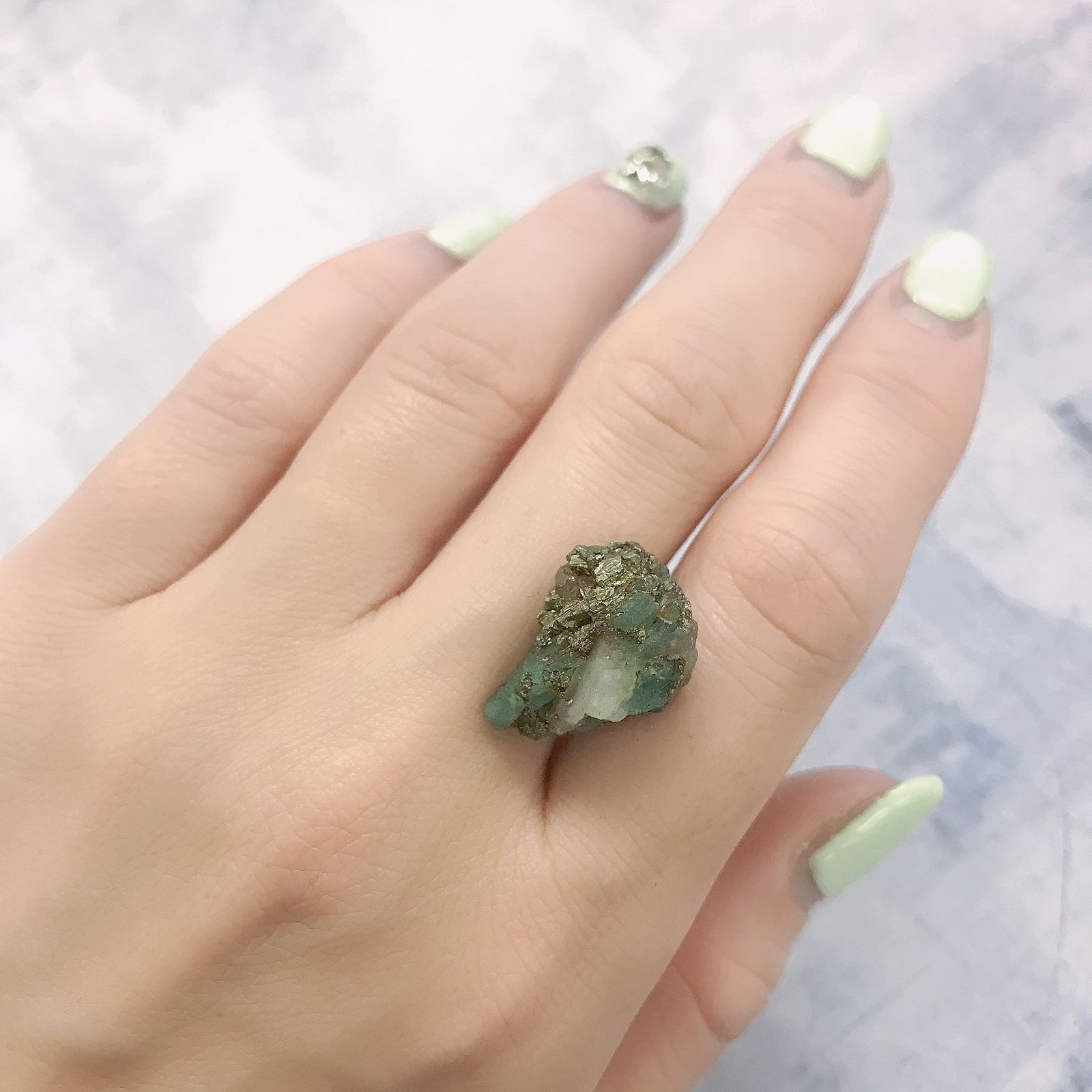 エメラルド原石 コロンビア産 22.04ct[220115502]19x12.8mm前後