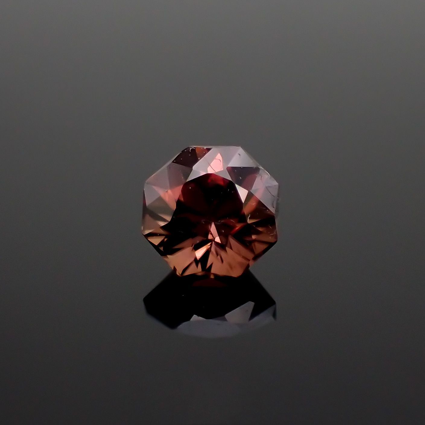 ◇オクタゴンカット◇レッドジルコン(宝石名ジルコン)スリランカ/カンボジア産 0.76ct 識別済[221018492]4.9x4.9mm前後