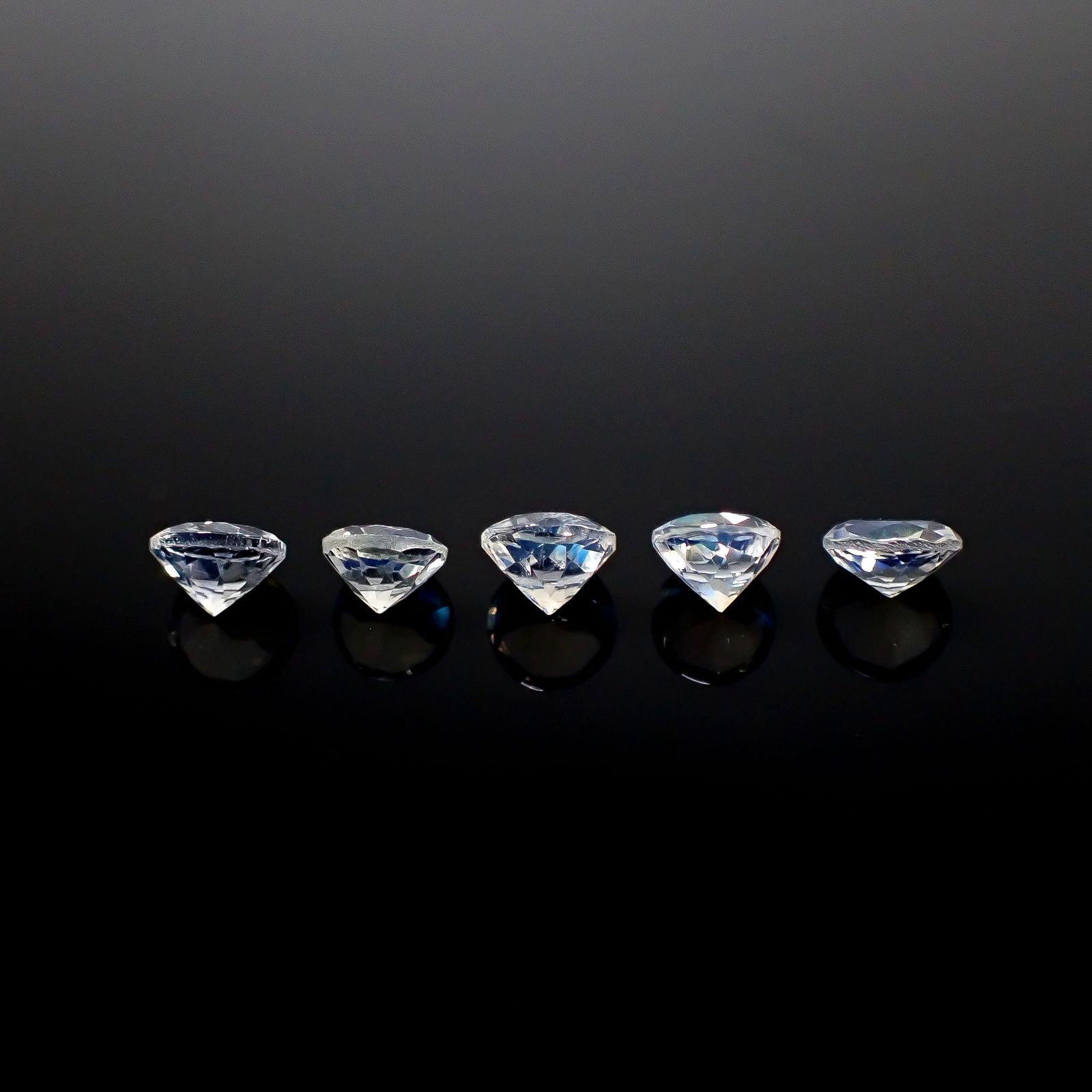 <ランダムセレクト1個販売>レインボームーンストーン インド・ビハール産 約0.19ct [250129791]4x4mm前後