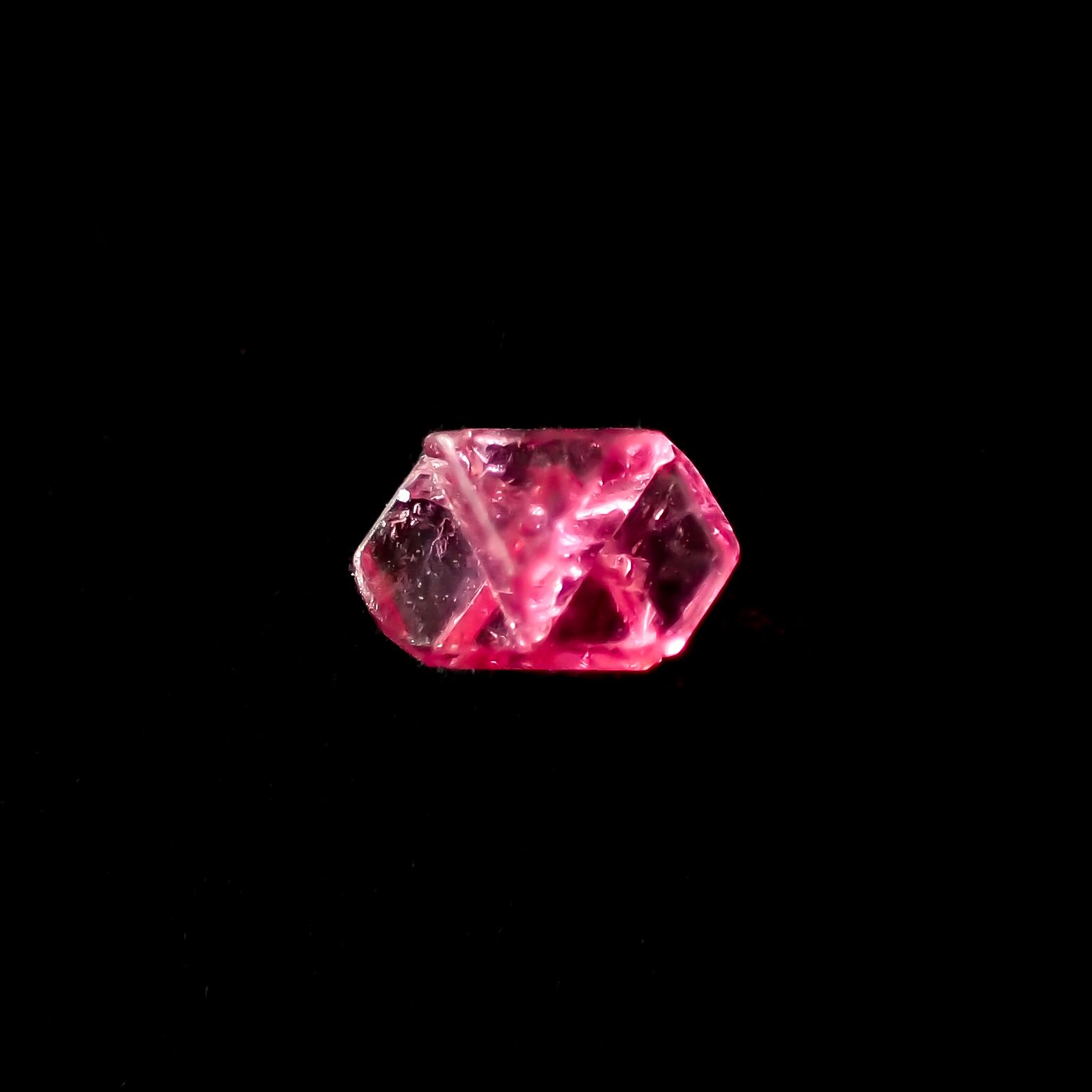 ツインクリスタルスピネル(スピネル式双晶）原石 ビルマ産 0.15ct[231124063]3.9x2.4mm前後